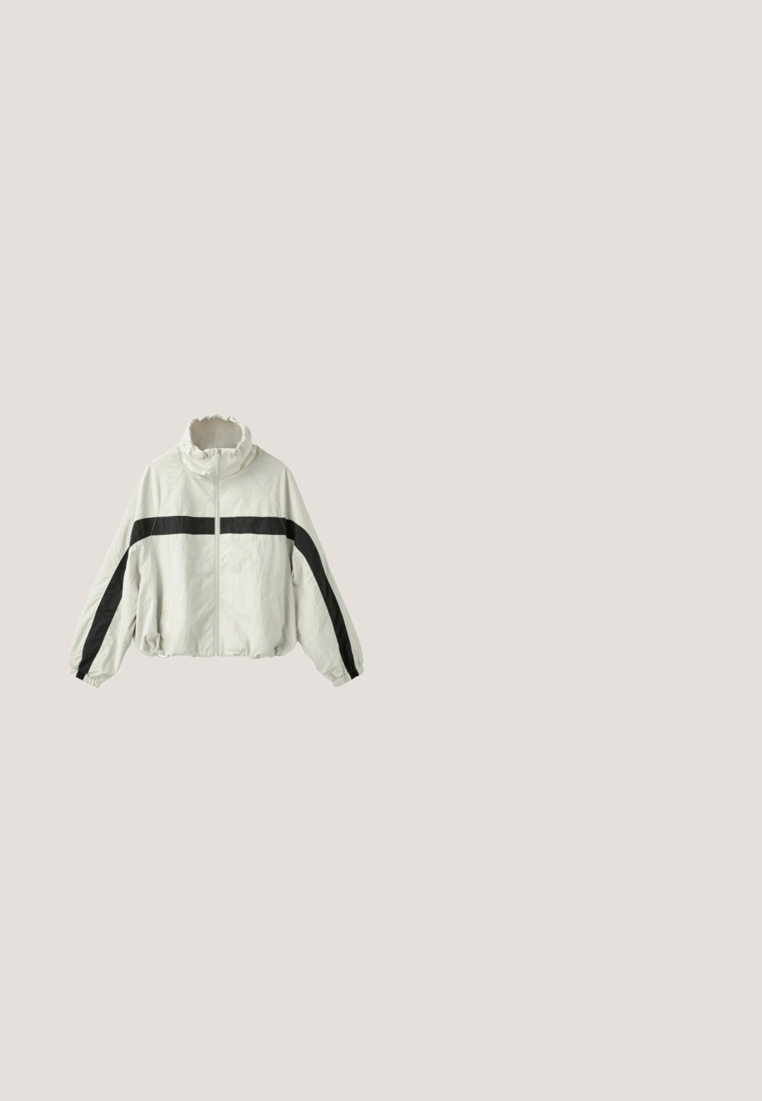 Hellgraue Jacke mit Reißverschluss, hohem Kragen und elastischen Bündchen, mit einem horizontalen und Ärmel schwarzen Streifendesign.; Cremefarbener Langarm-Pullover mit halbem Reißverschluss, hohem Kragen, Seitentaschen und verstellbaren Kordeln am Saum.; Beige Sport cropped T-Shirt mit kurzen Ärmeln, geripptem unteren Abschnitt und dezentem Logo auf der Brust. Glatte Textur, taillierte Passform.; Beige Jogginghosen mit elastischem Bund, Knöchelbündchen und einem glatten, leichten Stoff mit einem subtilen Logo-Detail an der Seite.; Allbirds TREE RUNNERS - Sneaker low - kaikoura white (white sole); Beige Schultertasche mit schwarzen Punkten, einzelner Trageriemen, Front-Reißverschlussfach und Logopatch. Glatte Textur und abgerundete Form.