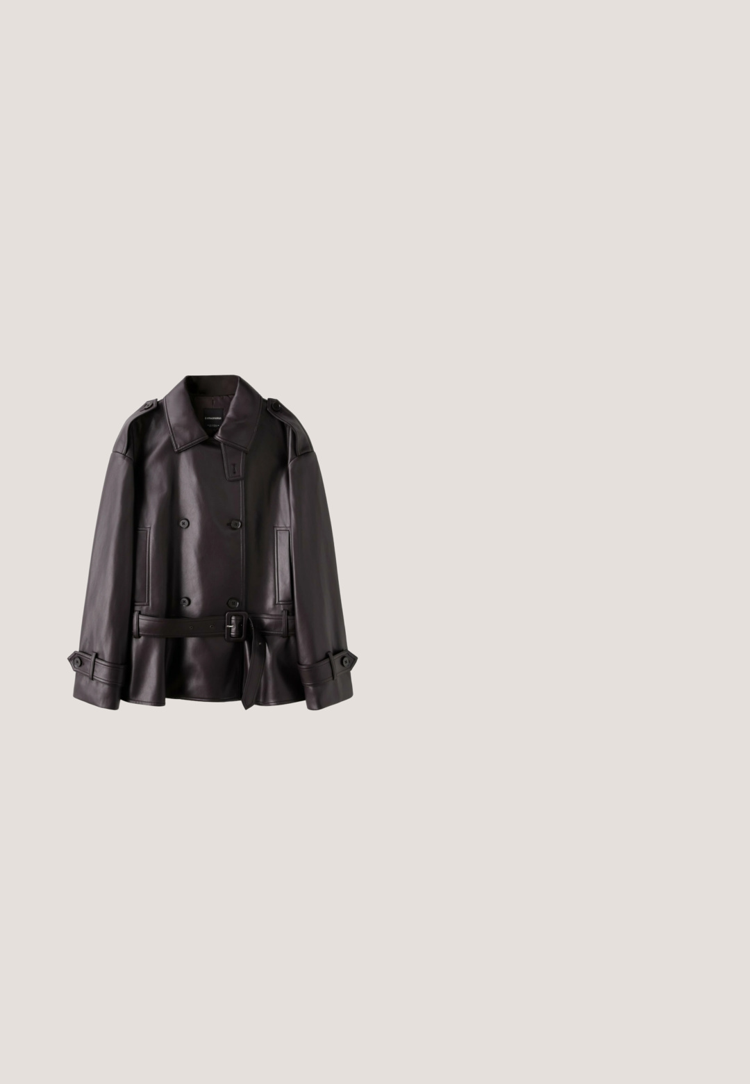 Tmavohnedá kožená dvojradová bunda s opaskom, širokým golierom, ramennými epolety a zapínaním na gombíky na manžetách.; Even&Odd by Zalando Svetrík - black; Čierne krátke široké nohavice s bočnými vreckami a vysokým pásom, zobrazené na bielom pozadí.; Slingback topánka na vysokom podpätku s tvarovanou špičkou a leopardím vzorom, s nastaviteľným remienkom so sponou a zúženým čiernym podpätkom.; Čierne nadmerné pilotné slnečné okuliare s tmavými tónovanými sklami, zobrazené na bielom pozadí.; Čierna obdĺžniková kožená kabelka s dvojitými hornými držadlami, zlatým zámkom na otočenie a odnímateľným zlatým reťazovým popruhom na bielom pozadí.