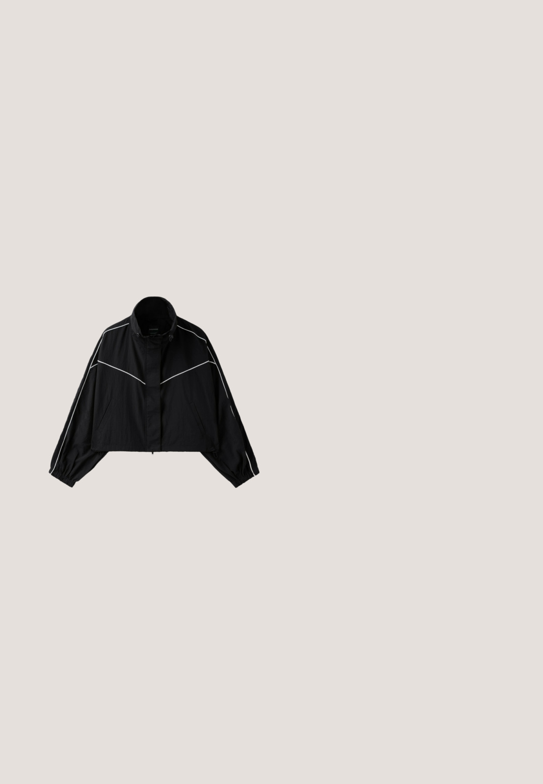 Schwarze kurze Jacke mit hohem Kragen und weißen diagonalen und Ärmel-Einfassungen, elastischen Bündchen und vorderen Taschen mit Reißverschluss.; Schwarzes, kurzes Tanktop aus dehnbarem Material. Verfügt über einen runden Halsausschnitt und ein geknotetes Schleifendetail am Saum. Glatte Textur.; Schwarze Sportshorts aus dehnbarem Material, mit einem hohen Bund und einem weißen Logo "PEGADOR" auf der Vorderseite.; Schwarzer klobiger Sneaker mit Mesh-Gewebe, Lederakzenten, dicker Sohle und dicken gemusterten Schnürsenkeln, von der Seite auf weißem Hintergrund gezeigt.; Desigual MARÍA ESCOTÉ - Handtasche - black; Schwarzes Stirnband, verziert mit mehreren kleinen silbernen Strasssteinen, die die Vorderseite bedecken, mit glatten schwarzen Enden für Komfort.