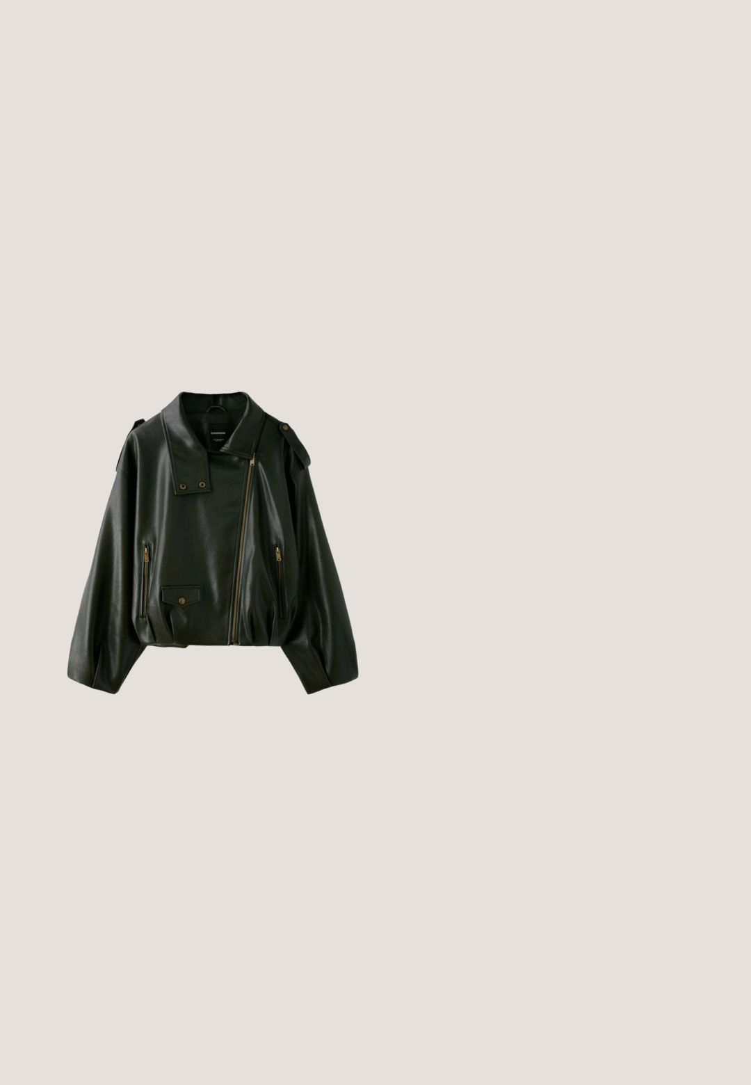 Veste courte biker en cuir noir avec fermeture éclair asymétrique, épaulettes, poches latérales zippées et petite poche à rabat avec fermeture pression.; Haut court à manches longues vert olive avec un large col rond et des épaules tombantes, présenté sur fond blanc.; Pantalon large couleur vert olive avec un devant plissé, deux poches latérales et une fermeture à boutons. Confectionné en tissu texturé.; Botte en cuir marron foncé mi-mollet avec un bas talon bloc et une sangle décorative avec boucle argentée autour de la cheville.; Lunettes rectangulaires en écaille de tortue avec des montures fines et des verres transparents posées sur une surface claire.; Sac à main en cuir vert olive avec deux poignées, deux poches zippées diagonales avec pompons et petits clous décoratifs en laiton.