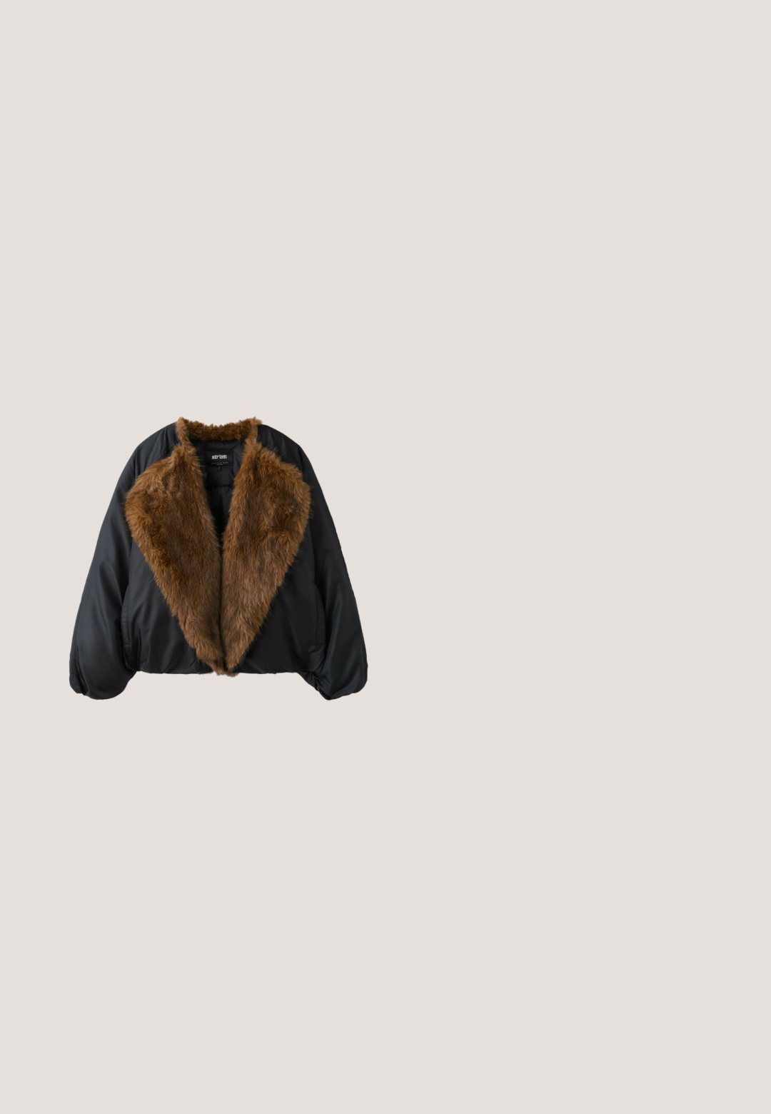 Veste noire avec grand col et doublure en fausse fourrure marron, manches longues bouffantes et poches avant.; Cardigan en maille gris foncé avec manches longues et sept boutons à l'avant, col, poignets et ourlet côtelés.; Haut blanc à manches longues avec un large décolleté et un détail froncé à l'arrière. Texture lisse, design ajusté.; Pantalons larges noirs taille haute avec une taille ajustée, tissu lisse et sans poches ni embellissements visibles.; Botte d'hiver noire hauteur cheville avec une semelle épaisse, une tige en daim souple et des coutures visibles le long des côtés et du bord supérieur.; Sac à main en cuir noir avec une poignée supérieure, une texture crocodile et une fermeture double à glissière au centre.