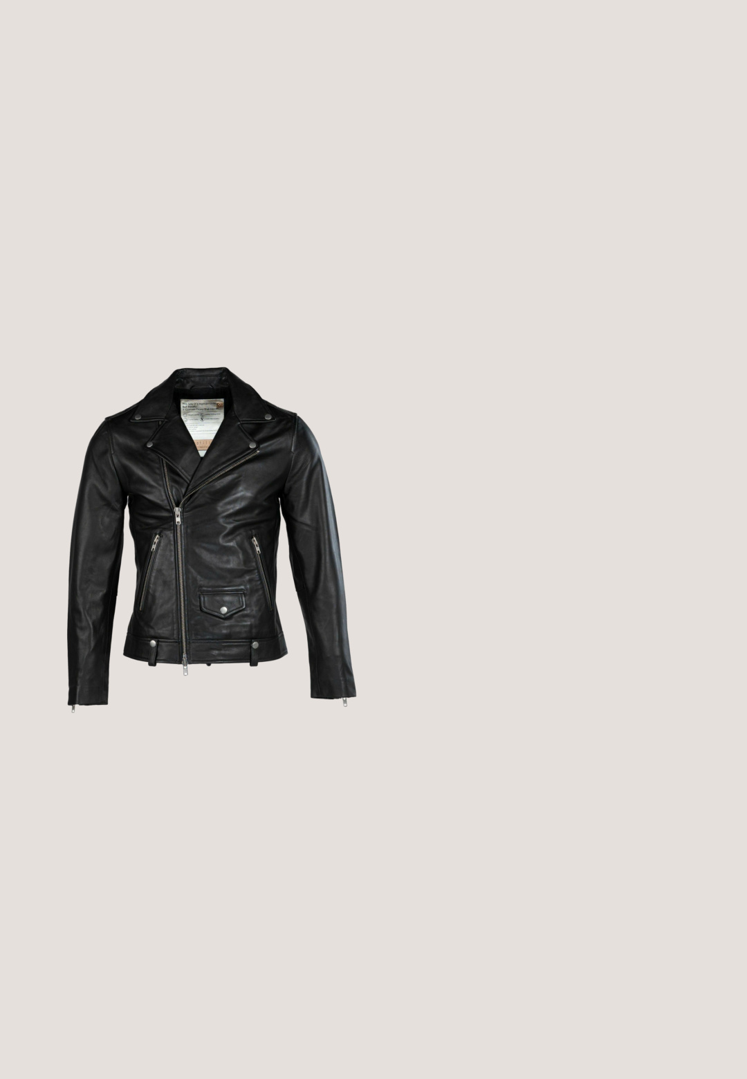 Schwarze Leder-Motorradjacke mit einem Reverskragen, asymmetrischem Frontreißverschluss, Reißverschlusstaschen und Druckknopfakzenten.; Schwarzes Baumwoll-T-Shirt mit einem Grafikdesign eines Kanons mit Flammen und dem Text "AC/DC For Those About to Rock We Salute You" in kräftigen Farben.; Schwarze Denim-Jeans mit abgenutzten Details, die Risse und ausgefranste Kanten aufweisen, im klassischen Fünf-Taschen-Design und mit Knopfverschluss.; Schwarze Leder Schnürstiefel mit runder Zehenkappe, hohem Schaft, dicker Gummisohle und texturierter Oberfläche. Enthält verstärkte Nähte entlang der Nähte.; Silberne Kettenhalskette mit verlängerten Gliedern und einem kreisförmigen Anhänger, der mit dem Wort "LIEBE" graviert ist und einen strukturierten Rand aufweist.; Schwarzer Ledergürtel mit silberner Metallschnalle und dekorativen silbernen Nieten, die in Sternmustern angeordnet sind.