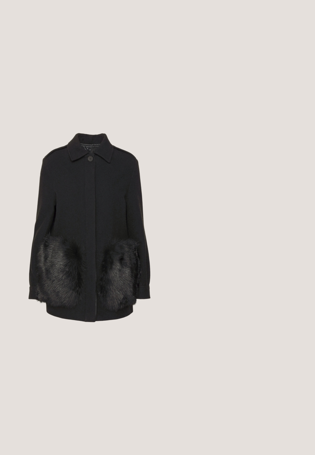 STUDIO ID MACI CAR SHORT WITH POCKETS - Κοντό παλτό - black; Μαύρο ριμπ πλεκτό φόρεμα με λεπτές ράντες σπαγγέτι και δετή λεπτομέρεια στην πλάτη, διαθέτοντας εφαρμοστή σιλουέτα και μήκος μέχρι το γόνατο.; Μαύρη δερμάτινη γόβα με ψηλό τακούνι, μυτερή μύτη, λεπτή αλυσίδα στον αστράγαλο και κομψό στιλέτο τακούνι. Λείος υφαντικός σχεδιασμός με αντιθετική εσωτερική επένδυση.; Μαύρα γυαλιά ηλίου με ορθογώνιο σκελετό, πράσινους φακούς και γυαλιστερή φινιρίσματα. Διαθέτουν χρυσό λογότυπο στον βραχίονα. Απουσιάζει οποιαδήποτε υφή.; Μαύρο δερμάτινο τσάντα χειρός με πτυχωτή υφή, μεταλλικό κούμπωμα και διακριτικό ανάγλυφο λογότυπο στο μπροστινό μέρος. Στρογγυλεμένο σχήμα.; Σκουλαρίκια με κλιπ από στριμμένο ασημένιο μέταλλο με λείο, γυαλιστερό φινίρισμα, που χαρακτηρίζονται από μοντέρνο, αφηρημένο σπειροειδές σχέδιο.