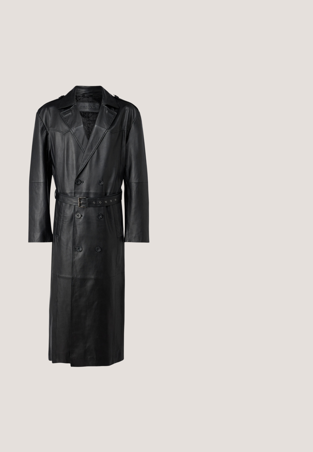 Schwarzer Leder-Trenchcoat mit einem doppelt knöpfbaren Design, tailliertem Gürtel und Schulterklappen. Glatte Textur und knielang.; Schwarz, langärmliges Turtleneck-Shirt aus einem glatten Stoff mit figurnaher Passform und hohem, enganliegendem Kragen. Keine sichtbaren Muster oder Akzente.; Schwarze maßgeschneiderte Hose mit flachem Vorderteil, zwei seitlichen Taschen und Knopfverschluss. Glatte Textur und gerade Beinform.; Schwarze Ledersporenstiefel mit spitzem Zeh, hohem Schaft, dekorativer Stickerei und silberner Schnallenhardware am Riemen. Strukturiertes Finish.; Silberfarbener Anhänger an einer Kette, kreisförmige Form mit filigranen erhabenen Designs eines Ziegens und einer Schlange, strukturierte Oberfläche.; Schwarzes Leder-Harness mit verstellbaren Riemen, ausgestattet mit silbernen Metallringen und Nieten. Das Design umfasst einen zentralen Ring und einen Schnallenverschluss.