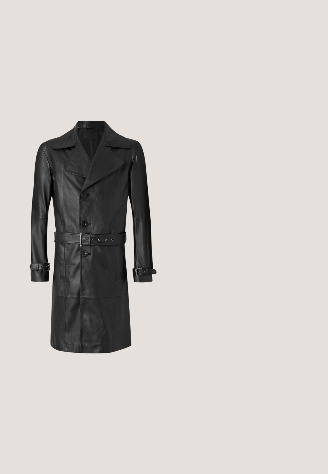 Abrigo trench de cuero negro con un frente de doble botonadura, gran cuello, cintura ceñida por un cinturón y correas en los puños. Textura suave, diseño hasta la rodilla.; Suéter negro de manga larga en un tejido suave y ligero. Presenta un escote de barco y puños ajustados con una textura suave y un diseño simple.; Pantalones negros ajustados con corte recto, que cuentan con un cierre de un solo botón y trabillas para cinturón. Tejido liso, mate y sin patrones.; Zapato de vestir de cuero negro con un acabado liso, punta redondeada, seis ojetes y un tacón bajo apilado. Diseño simple y clásico.; Reloj redondo de plata con esfera blanca, números romanos negros, manecillas azules que marcan las 10:08, correa de cuero negro texturizado y ventana de fecha a las 6 en punto.; Cinturón de cuero negro con un acabado brillante; cuenta con una hebilla de metal plateado con un diseño de marco rectangular y bordes suaves.