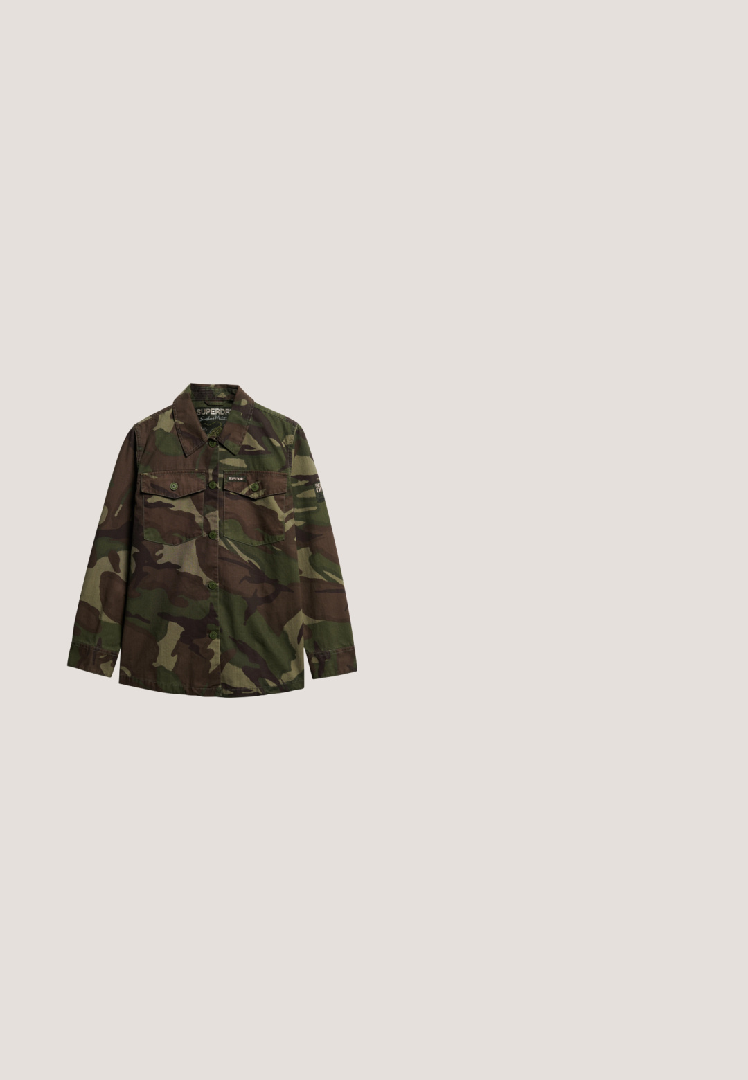 Camo-jack in groen, bruin en beige. Lange mouwen, knoopsluiting aan de voorkant, twee borstzakken en een merklabel aan de binnenkant van de kraag.; Donkergroene sweatshirt van katoen. Heeft een ronde halslijn, ribgebreide manchetten en een grafische print met de tekst "Green Lakes State Park."; Beige stof met zwart bedrukt tekst met de woorden "EST 195 NEW YORK SUPERD & CO" en lichte kreukels op het oppervlak.; Cargo pants in olijfgroen katoen, met zijzakken, een verstelbare tailleband, elastische boorden en een relaxte pasvorm voor praktische bruikbaarheid.; Olijfgroene sneakers met zwarte accenten, gemaakt van suede en mesh materialen, ronde neus en gestructureerde zolen. Gepaard met lichtgrijze denim broek.; Bruine rechthoekige crossbodytas met groene bies en verstelbare band, met "Real SuperDry Regd. Tokyo, Japan" tekst in het groen.