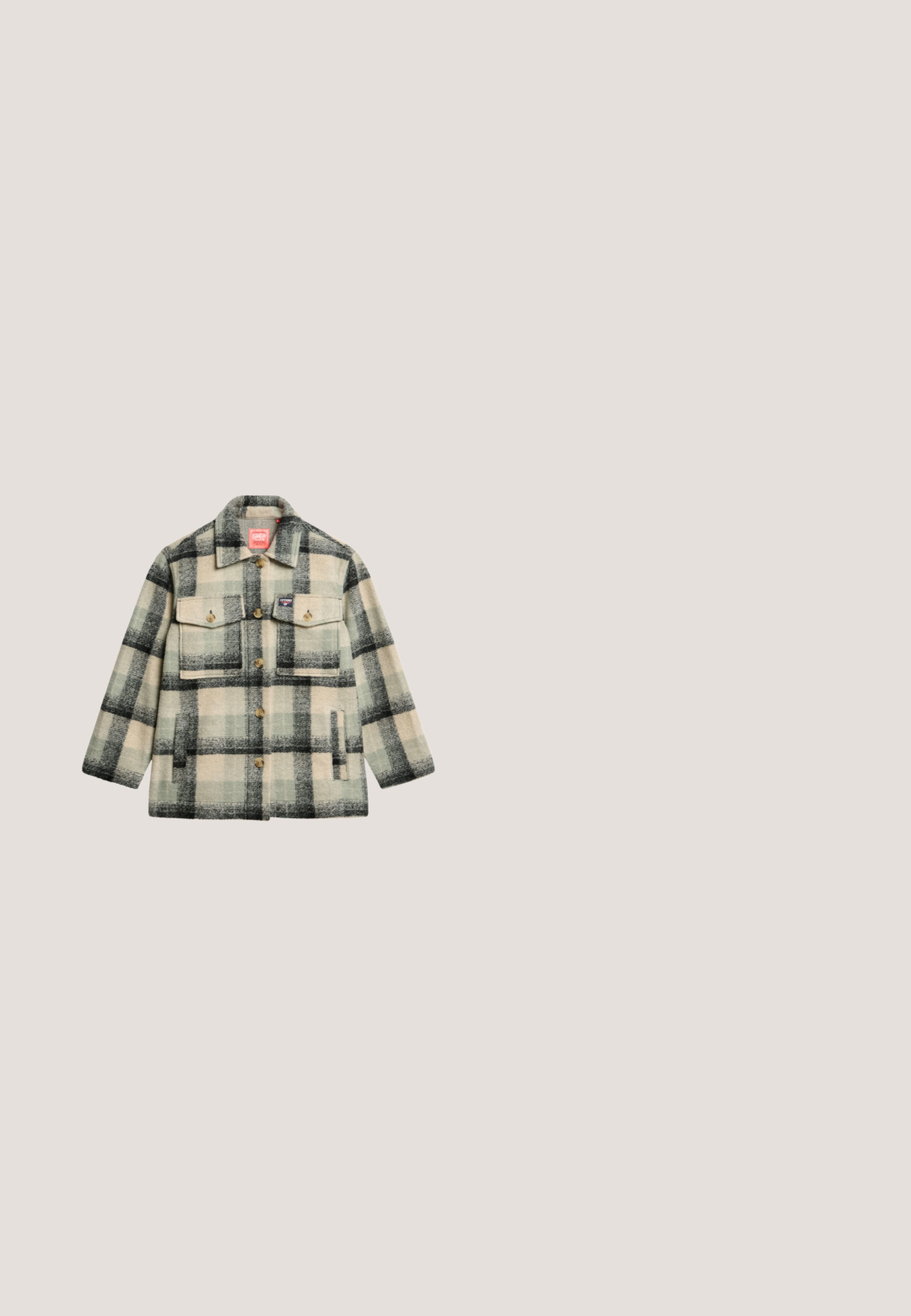 Chaqueta de cuadros en tonos de verde y crema, hecha de tela suave. Cuenta con dos bolsillos en el pecho, bolsillos laterales y cierre de botón.; Sudadera Levi's color crema con cuello redondo acanalado y texto bordado en relieve "Levi's Strauss & Co." en la parte delantera.; Camiseta de algodón color crema con un gráfico de flores y mariposas con el logo "Levi's" en el centro. Mangas cortas y cuello redondo.; Jeans de mezclilla azul de pierna ancha con cintura alta, que cuentan con cinco bolsillos, costuras en contraste y cierre de cremallera.; Zapatillas beige con correas de velcro, que presentan un interior suave y peludo y una suela de goma texturizada para un buen agarre. Materiales superiores de ante y sintético.; Bolsa de lona con diseño de estampado de leopardo, confeccionada en tela, con asas negras, correa ajustable y dos bolsillos delanteros.