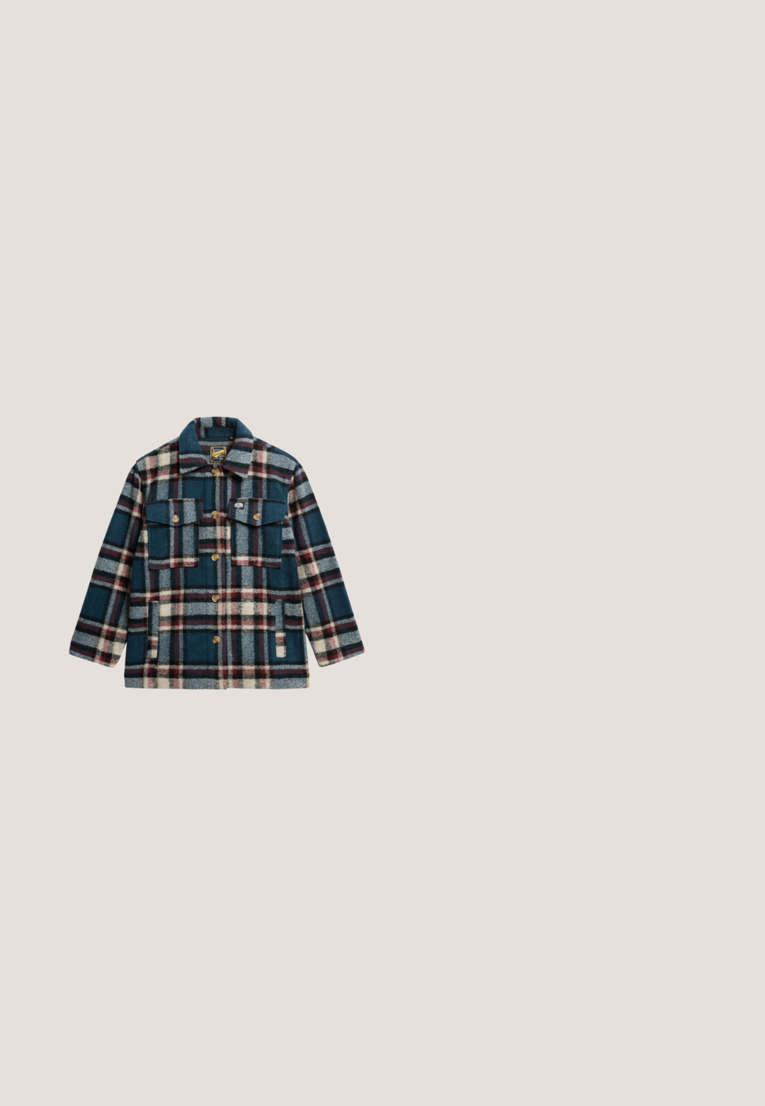 Geruite flanellen jas in donker teal met witte en bordeaux accenten; heeft borstzakken, gouden knopen en een kraagontwerp.; Denim long-sleeve pullover met vetersluiting aan de voorkant en kraag, losse pasvorm en rechte zoom.; Blauwe denim jeans met wijde pijpen, voorzien van steekzakken aan de voorkant, lussen voor een riem, knoopsluiting en subtiele vervaagde details op de dijen.; Low-top sneaker met lichtblauwe suède bovenkant, bruine leren zijstrepen, witte veters, witte hielkap en gestructureerde beige rubberen zool.; Miriade Handtas - azzurro; Zilveren ketting met een blauw hartvormig hangertje met een glanzende afwerking, afgewisseld met kleine zilveren kraaltjes.