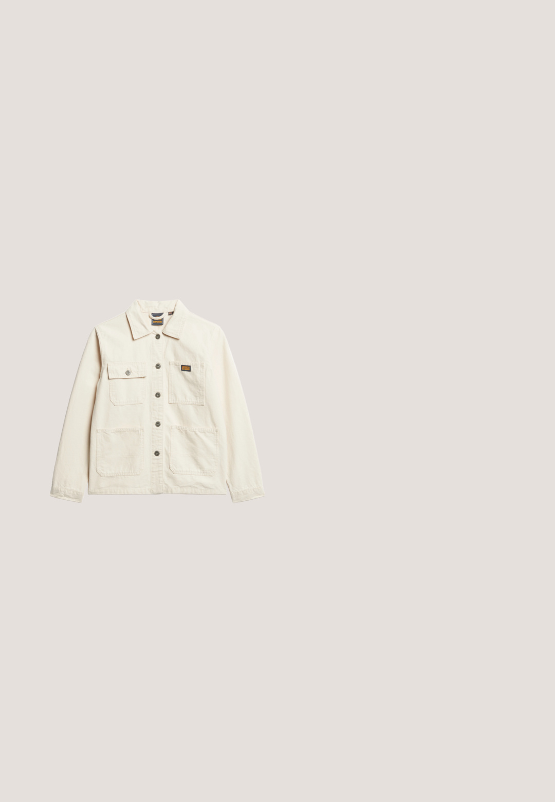 Chaqueta de algodón color beige con cuello, cierre frontal de botones y dos bolsillos en el pecho, presenta un pequeño logo de la marca y un corte relajado.; Camiseta blanca de manga corta con un gráfico de sol rosa, montaña y flores, y texto amarillo que dice "All One Under The Sun" en la espalda.; Jeans de mezclilla azul claro con corte recto a la altura del tobillo. Incluye cinco bolsillos, dos botones de metal y costuras naranjas visibles. Etiquetas presentes.; Zapatilla deportiva baja en beige y blanco con panel lateral de estampado de leopardo, cordones blancos y detalle en el talón de color rosa claro, exhibida sobre un fondo liso.; Bolso tote de lona beige con dos asas y un pequeño bolsillo frontal que presenta un diseño bordado y una etiqueta roja.; Collar de corazón en tono dorado con una superficie texturizada, que presenta acentos florales y una cadena delicada. Cierre de broche con un charm adicional de logo.