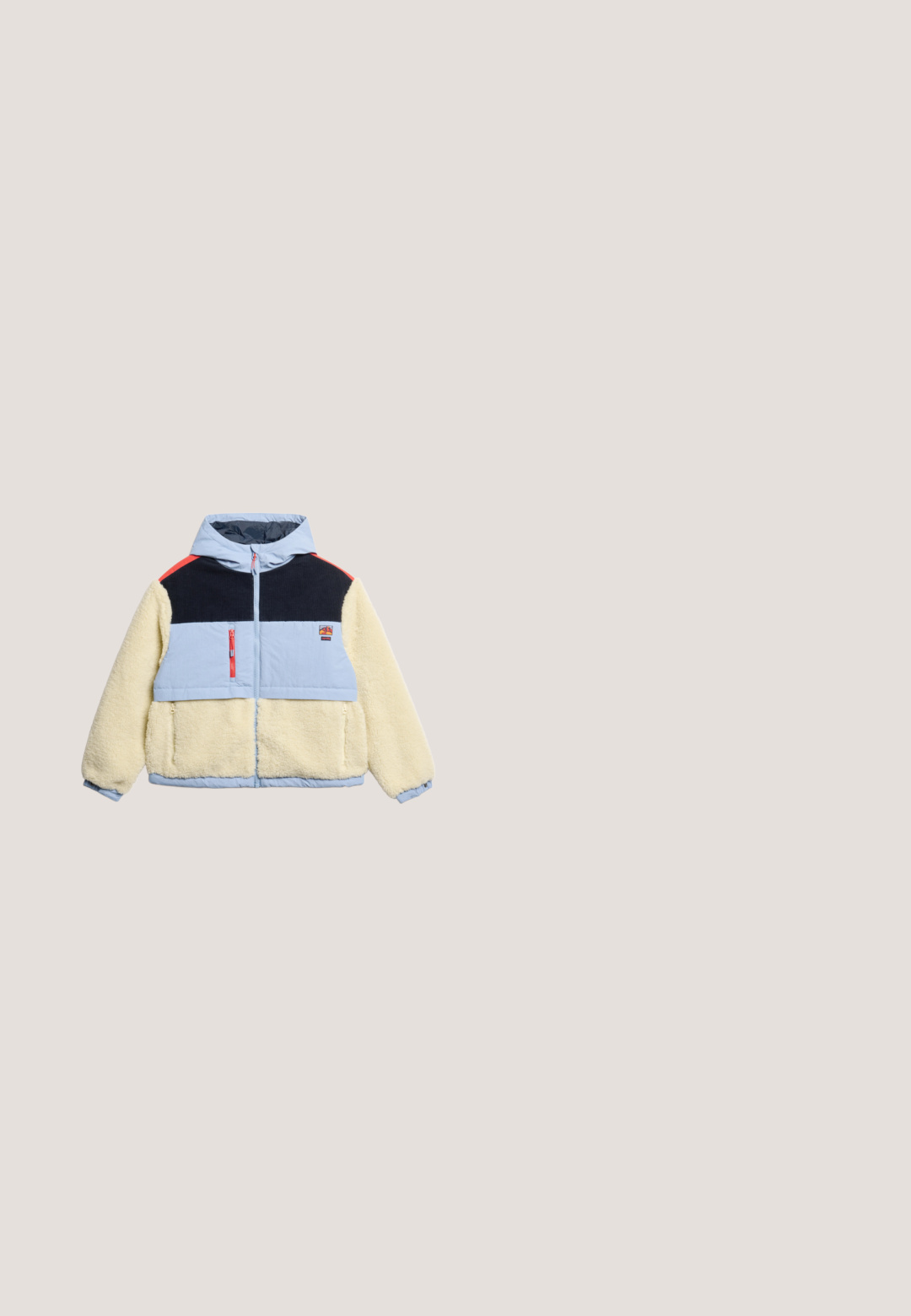 Fleeceforet jakke med hætte; farverne inkluderer lyseblå, creme og mørk marineblå. Har en lynlåslukning fortil, lommer og farveblokdesign.; Blå fleece trøje med delvis lynlås, høj krave og en frontlomme. Accentueret med en lysere blå kant og en stoftekstur.; Grå langærmet crop top med hvide bølgede detaljer, lavet af glat stof. Har en rund halsudskæring og et lille logo foran.; Lys grå cargo bukser med elastisk talje, to frontlommer og smalle nederste kanter for justerbar pasform. Lavet af et letvægtsstof.; Sort isoleret slip-on sko med quiltet overdel, gummisål og strukturel detaljering. Har en hæltrækstrop og branding på siden.; Sort lynlåsetui med farverigt ispindemønster og et rundt logoemblem foran, udstyret med en sidelænke.