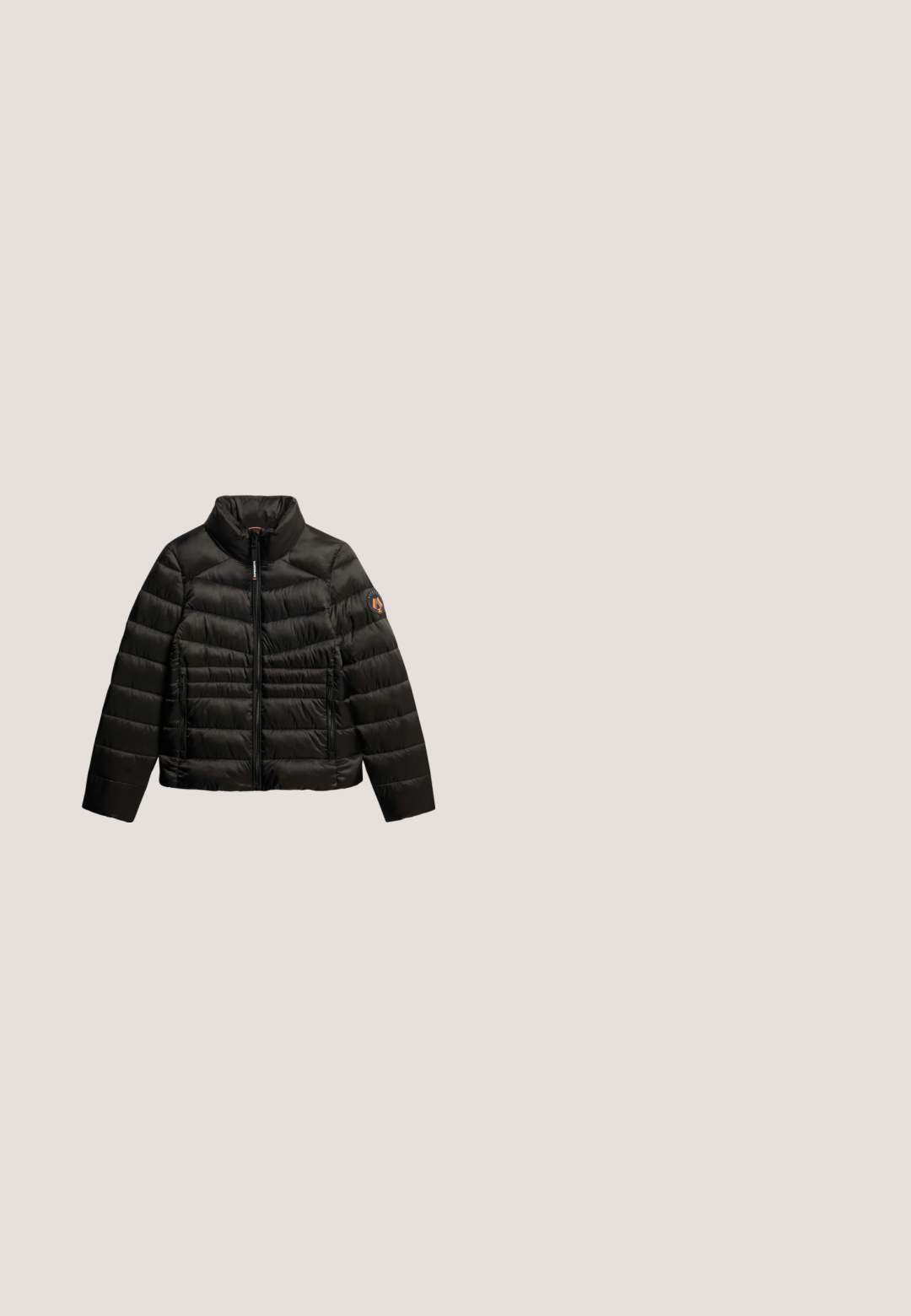 Sort puffer-jakke med høj krave, zigzag-vattering, lynlås foran og sidelommer. Har logo på venstre ærme.; Superdry & Co Striktrøje - dark charcoal; Sorte sweats i blødt stof, med elastisk talje og snor, sidelommer og ribstrikkede manchetter.; Sort vandtæt støvle med polstret overdel, suede detaljer, struktureret gummisål og lynlås i siden. Blød foring synlig øverst.; Sort mulepose med dobbelte håndtag og skulderrem med mærke, prydet med præget tekst, herunder "G-Star Original" og "Studio Amsterdam."; Guess „HUGGIE ME“ - Øreringe - silberfarben