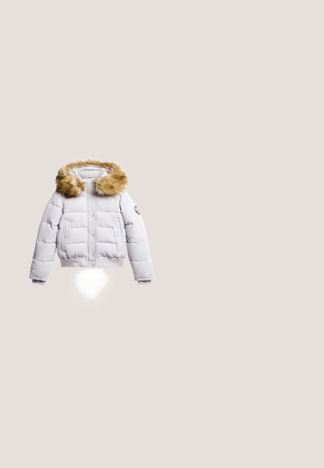 Hvid polstret vinterjakke med hætte af kunstpels, trykknapper, to sidelommer og ribbede manchetter. Blød tekstur med en quiltet design.; Lys grå knapstribet cardigan med sort og hvid perleblomster mønstre på ærmerne og fronten.; Hvid t-shirt med korte ærmer, der har et grafisk motiv af Mickey Mouse, illustreret i sort og rød med overdimensionerede ører og runde sko.; Lyseblå jeans med høj talje og lige ben, med små hvide margueritblomster trykt spredt ud over stoffet.; Sølv lavtop sneaker med snørelukning forrest, prydet med skinnende pailletter og en gummisål, vist på hvid baggrund, sidevisning.; Lille hvid læderhåndtaske med dobbelte håndtag, lynlåslomme foran, guldfarvet hardware og sidekvaster.