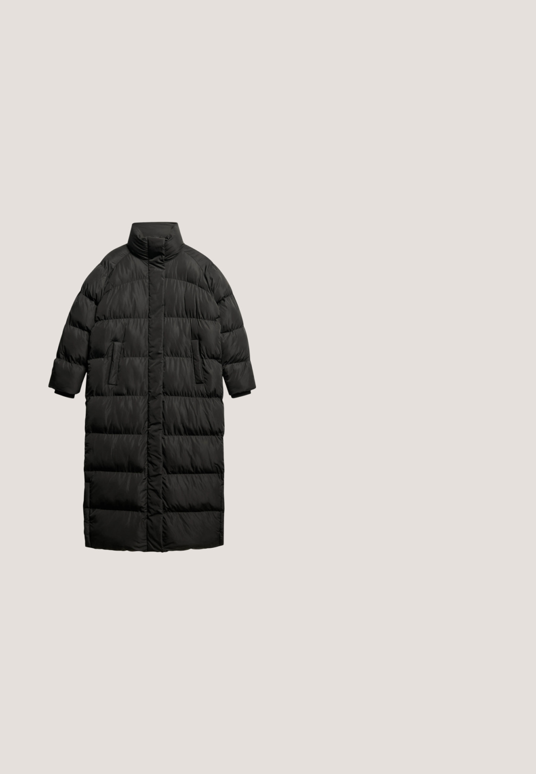 Lange zwarte pufferjas met een hoge kraag, voorzien van horizontaal gestikte gedeelten en zijzakken. Glad, lichtgewicht materiaal.; Zwarte zip-up hoodie van een katoenmix. Heeft een kangoeroezak, geribbelde manchetten en een klein grafisch logo op de linkerborst.; Zwart T-shirt met korte mouwen en ronde hals, wit sleutelgatvormig logo op de linkerborst en verstelbare tunnelkoordzoom onderaan.; Grijze sweatpants van zachte stof, met een elastische tailleband, twee zijzakken en taps toelopende boorden bij de enkels.; Witte sportsneakers van mesh en synthetische materialen. Voorzien van een afgeronde neus, dikke zool en zwarte accenten. Logo aan de zijkant.; Zwarte rechthoekige crossbodytas met voorvak met rits en verstelbare schouderriem op witte achtergrond.