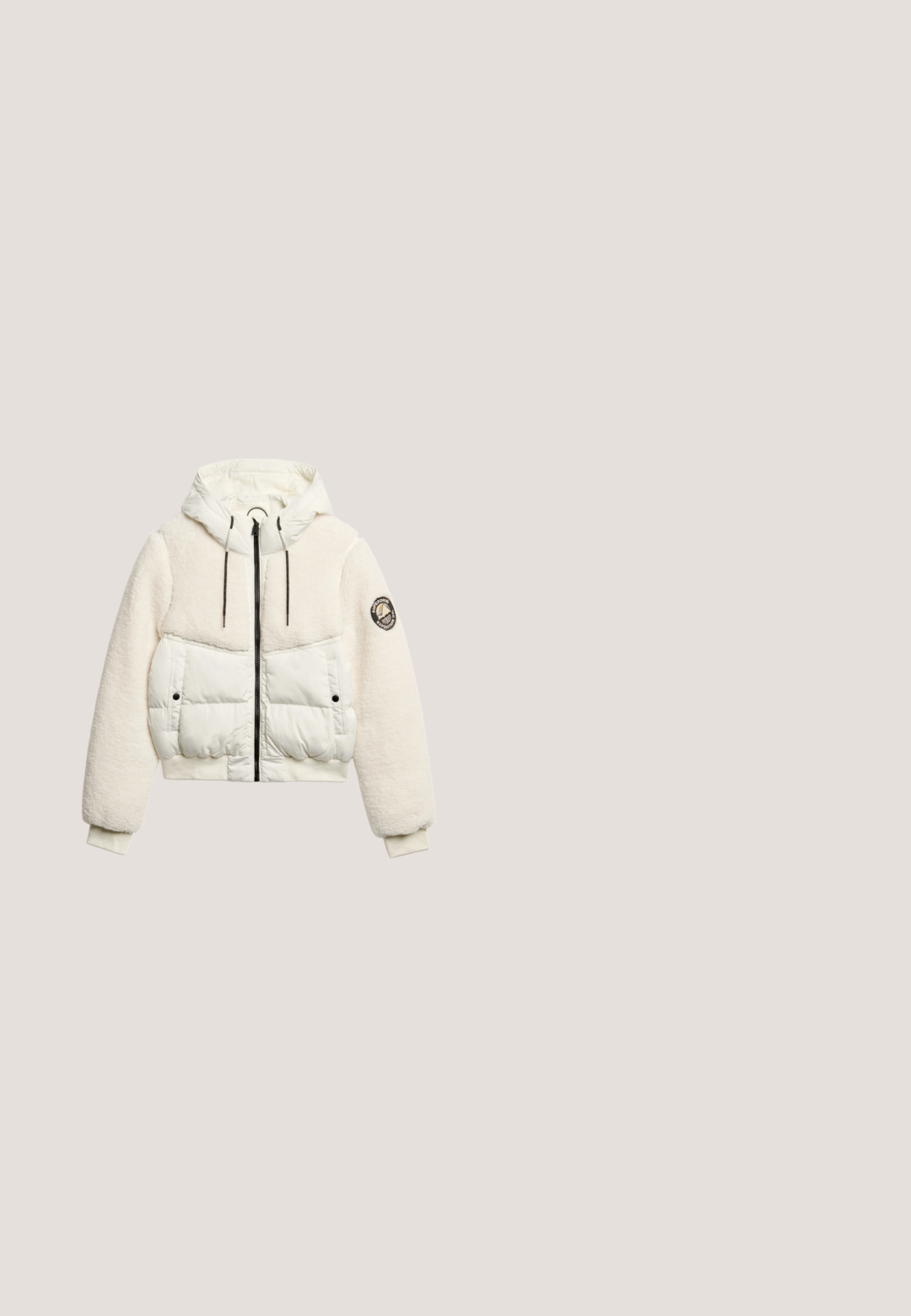 Chaqueta de plumas blanca con una silueta corta. Presenta una textura suave y peluda en las mangas y la parte superior del cuerpo, capucha y detalles en negro en la cremallera.; Sudadera negra con capucha, que presenta un bolsillo delantero tipo canguro, puños acanalados y un pequeño logo en el pecho. Fabricada con material suave y de corte relajado.; Camiseta de algodón negra con un gráfico rectangular que incluye el texto "BAD DAYS" y una imagen de paisaje. Mangas cortas y anchas y cuello redondo.; Pantalones cargo negros con una cintura elástica, cinturón ajustable y dos bolsillos laterales. Hechos de una tela ligera y texturizada.; Zapatilla baja negra y blanca con cierre de cordones, paneles de ante negro y cuero blanco, y suela de goma con patrón de banda de rodadura.; Superdry & Co TARP BARREL - Bolsa de fin de semana - surplus goods olive green