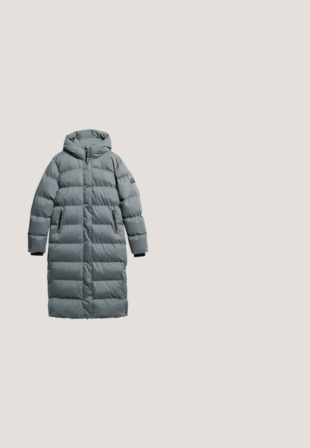 Superdry & Co PUFFER  - Wintermantel - ebony; Superdry & Co ATHLETIC ESSENTIALS  - Hoodie - grey marl; Lichtbeige T-shirt met korte mouwen, gemaakt van zachte katoen, met een verhoogd wit tekstontwerp in een cirkelvormige opmaak, met een ronde hals.; Lichtgrijze wijde broek met een omgeslagen tailleband en een klein wit label in het midden van de voorste tailleband.; Grijze en witte sport sneaker met een dikke zool, een bontvoering rond de kraag, wit gevlochten veters en metalen oogjes, getoond in zijaanzicht.; Grijze zachte draagtas met twee korte handvatten, met een voorlogo-accent en een gladde, matte textuur. Gestructureerd ontwerp met een vlakke bodem.