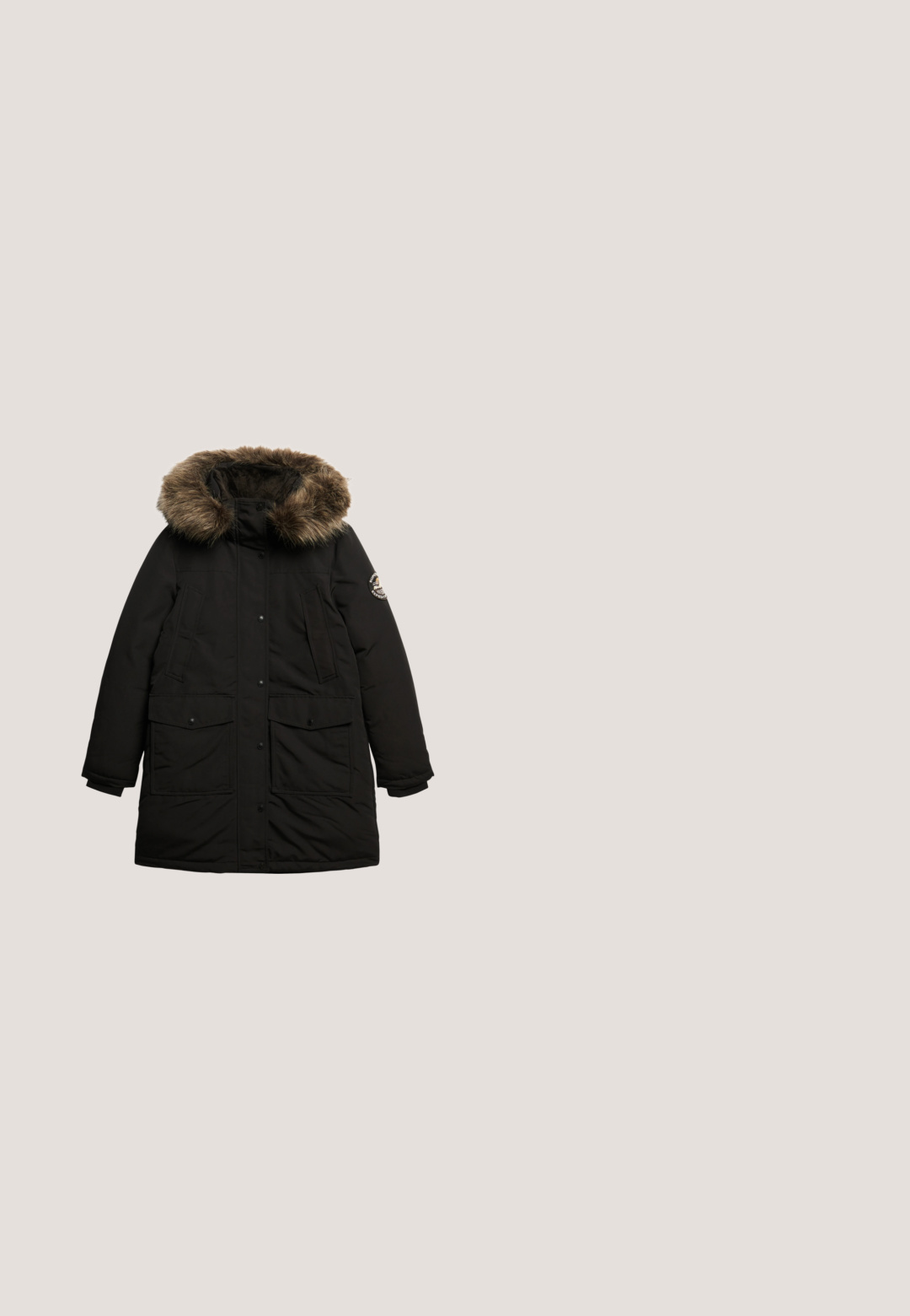 Sort parka jakke med en hætte foret med faux pels, lynlås- og knaplukning, to forpocket og et patch på ærmet.; Sort kabelstrikket sweater med rund halsudskæring. Har ribbede manchetter og kant, lavet af textured strikket stof. Fremhævet med et logo-label.; Sort langærmet top med ribstrikket struktur, rund halsudskæring og raglanærmer. Mærket ved halsen er "self.". Ingen synlige lukninger.; Blå denim jeans med høj talje, slim fit, forlommer, lynlås og kontrasterende syninger. Struktureret design med en glat overflade.; Sorte ankelstøvler lavet af kunstlæder, med en sidelukning, gummichunky sål med takkede kanter og blødt indre for.; Sort quiltet tote taske med korte håndtag, en front lynlåslomme, aftagelig skulderrem og en lille brun bamse-nøglering fastgjort.