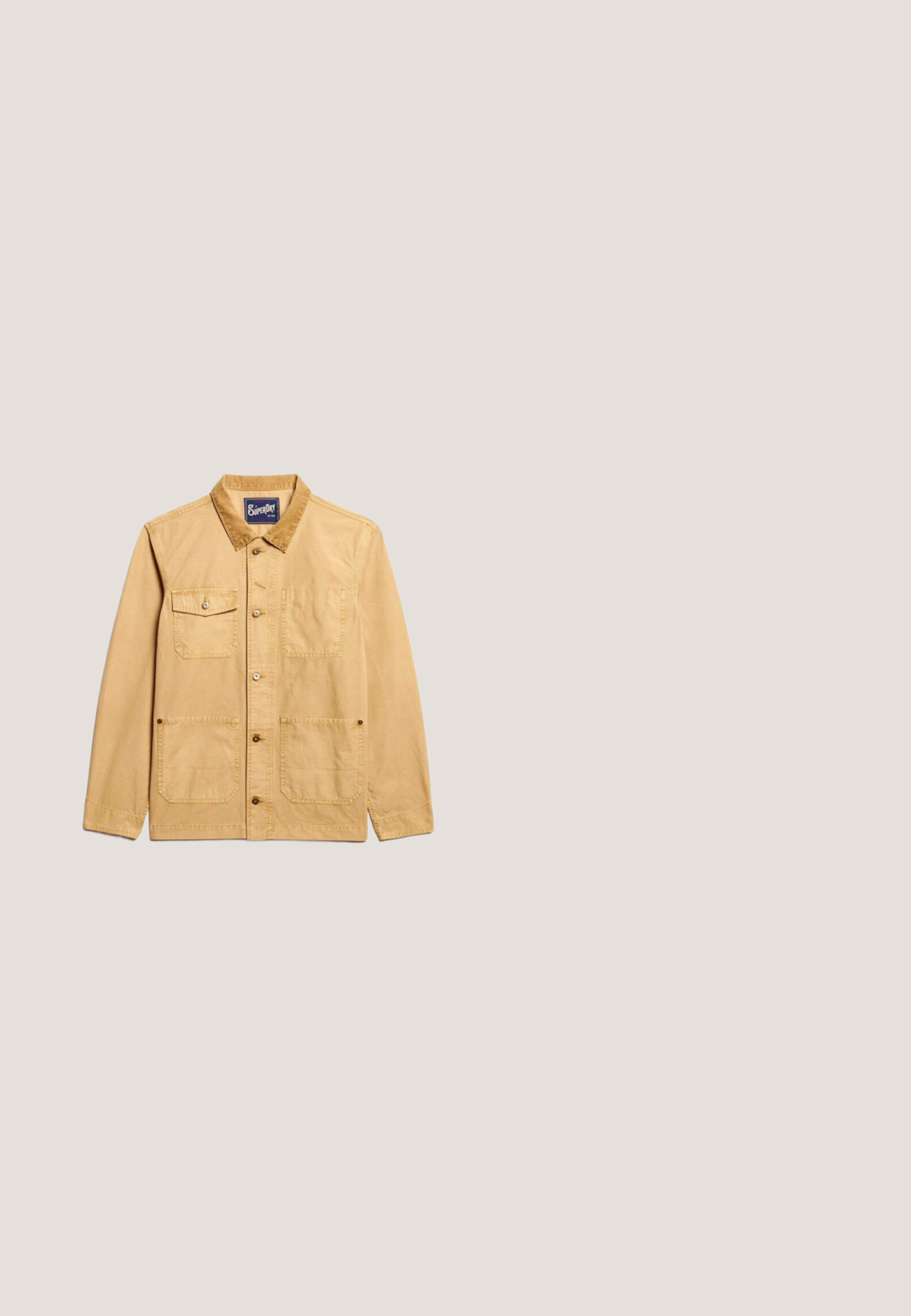 Tan jack met een katoenmix, met een knopsluiting aan de voorkant, twee borstzakken en twee grotere onderzakken. Heeft een kraag en lange mouwen.; Off-white T-shirt met korte mouwen en oranje en gele horizontale strepen, met de tekst "SuperDry Santa Monica, CA." in blauw over de borst.; Beige denim jeans met een rechte pasvorm, voorzien van zichtbare stiksels, vijf zakken en een knoopsluiting in de taille.; Tan leren enkellaars met een bruine verhoogde kraag, metalen oogjes en een gestructureerde, duurzame zool. Bevat een logo nabij de hak.; Bruine oversized omringende zonnebril met licht amberkleurige getinte glazen en dik montuur, gezien van voren op een witte achtergrond.; Denim schoudertas met gespband aan de voorkant en drie doorschijnende bloemvormige bedels aan één kant bevestigd.