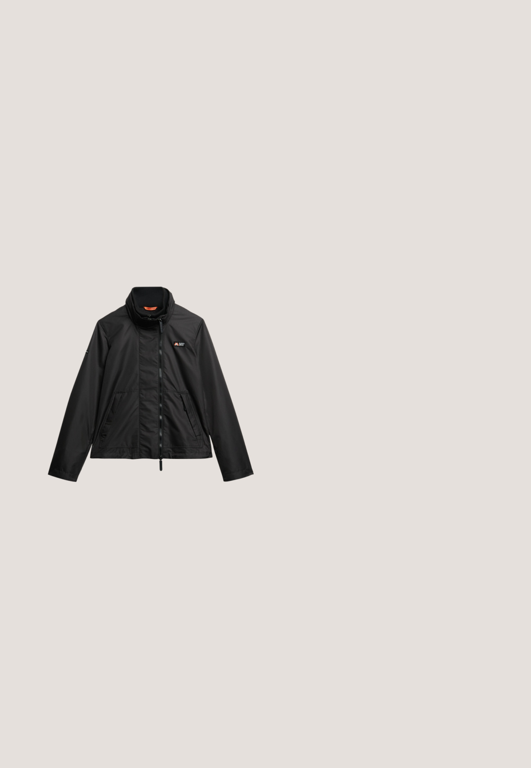 Chaqueta con capucha negra, cierre de cremallera frontal, dos bolsillos laterales y puños elásticos. Fabricada con material texturizado y resistente al agua. Corte casual.; Sudadera negra con capucha, que presenta un bolsillo delantero tipo canguro, puños acanalados y un pequeño logo en el pecho. Fabricada con material suave y de corte relajado.; Camiseta negra de manga corta con cuello redondo y un logo de Champion centrado en rosa, verde y blanco en la parte delantera.; Vaqueros azul claro de tiro alto y pierna recta con botón delantero, cremallera y diseño de cinco bolsillos.; Zapatilla negra de corte bajo con franja lateral blanca, suela blanca y cordones negros sobre fondo blanco.; Vans MICRO PERGS - Bolso de mano - black