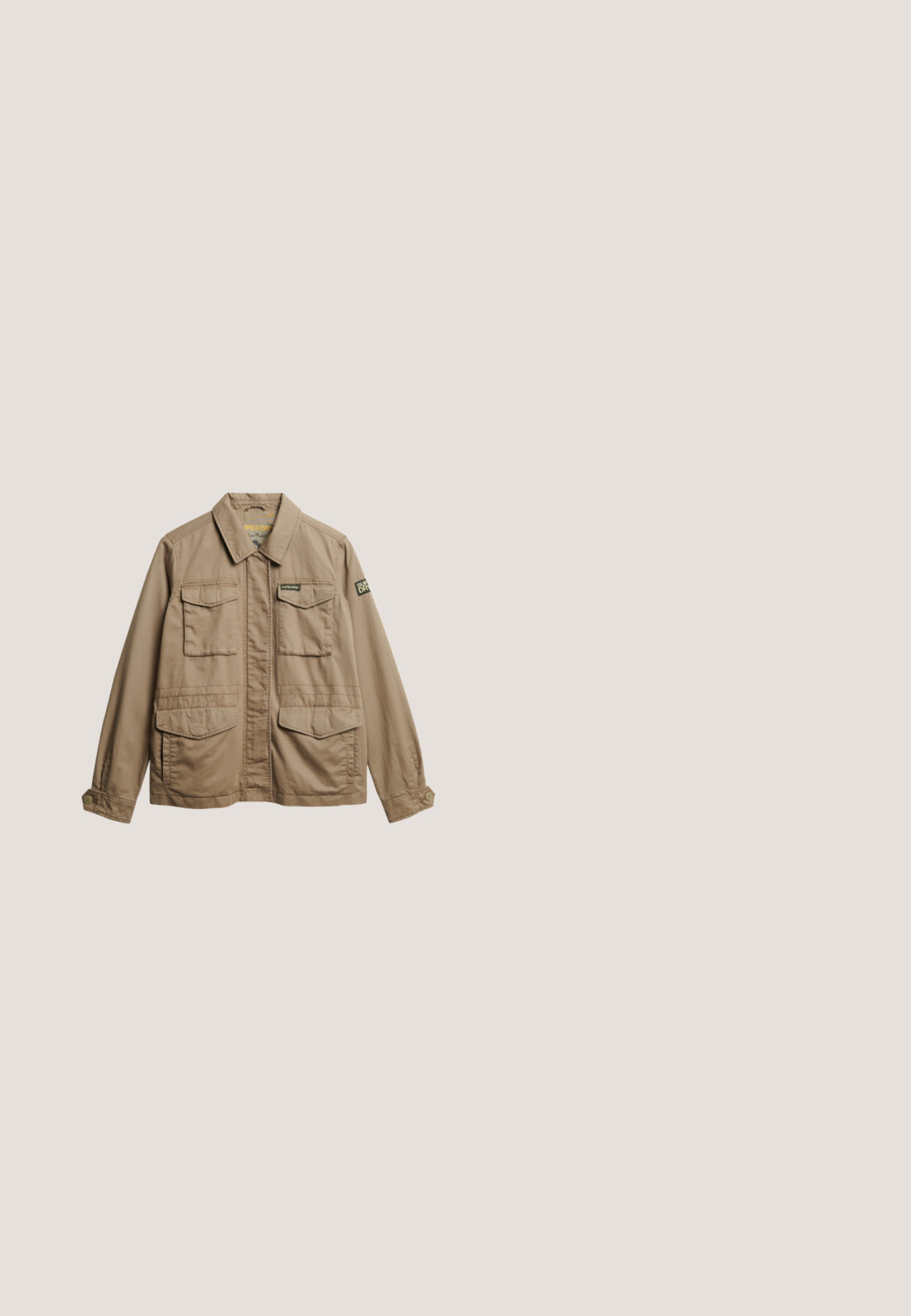 Beige canvasjakke med krave, to brystlommer og to nedre lommer. Har knapmanchetter og et mærke med logo på ærmet.; Langærmet beige skjorte med knapper, krave og to forlommer med knapper, vist på hvid baggrund.; Olivengrøn cargoskørt lavet af bomuldsblanding, med sidelommer, synlige sømme og knappelukning i taljen.; Beige ruskind-ankelstøvle med crepe sål og mokkasinsting, med to snørehuller og flad hæl.; Hånd holder brun læder måneformet håndtaske med sølv spænde, iført brun ternet frakke og hvid manchetærme.; ONLY ONLHANNA BRAIDED BELT - Fletbælter - chocolate martini
