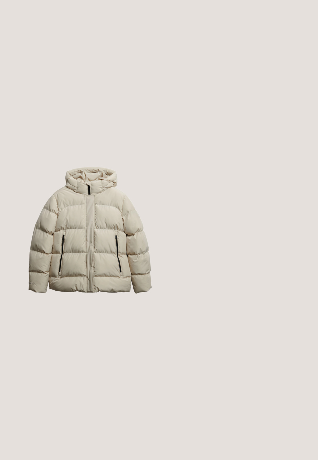 Chaqueta acolchada beige con capucha, que presenta segmentos acolchados, dos bolsillos laterales con cremallera y una cremallera frontal, fabricada con material sintético ligero.; Suéter de color crema con un cuello alto, que presenta bordados florales negros en un lado y un corte holgado y cuadrado.; Pantalones blancos de pierna ancha hechos de algodón, con bolsillos frontales, cierre de botón y un diseño limpio y sin adornos.; Zapatillas de plataforma de ante marrón con un lujoso cuello de piel de color crema, que presentan cordones con patrón y detalles cosidos en la parte superior.; Bolso beige acolchado con dos asas largas, de forma rectangular y con tiradores de cremallera naranja en ambos extremos.; Collar de cadena de oro con un colgante circular que presenta un diseño de mariposa en tonos rojos y dorados, superficie texturizada y un cierre de resorte con extensor de cadena.