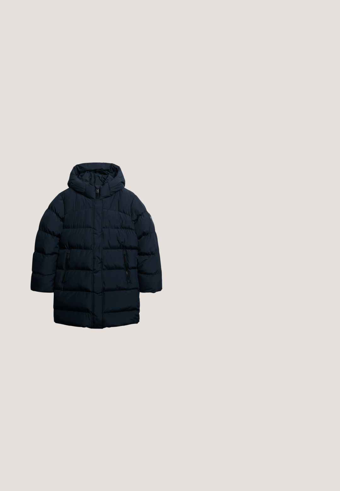 Navyblauwe gewatteerde jas met een capuchon, voorzien van een rits aan de voorkant, horizontale stiksels en twee ritszakken aan de zijkant. Glad, dik materiaal.; Zwarte fleece pullover met een ritskraag, voorzien van een borstzak en contrasterende witte en grijze accenten. Zachte textuur, cropped ontwerp.; Langsleeve wit bovenstuk van zachte stof met gebogen zijnaad en een ronde halslijn, met een relaxte pasvorm en een soepele textuur.; Marineblauwe gebreide joggingbroek met witte strepen op de elastische tailleband, voorzien van een koord voor een verstelbare pasvorm en een zachte textuur.; Beige en taupe sneaker met koraalkleurige voering en blauwe accenten zwevend boven bruine vierkante klinkers met kleine kiezelstenen in een buitenomgeving.; Blauwe nylon schoudertas met een afgeronde vorm, een voorvak met rits, een logopatch en een sleutelhanger met een harige aap. Verstelbare riem inbegrepen.