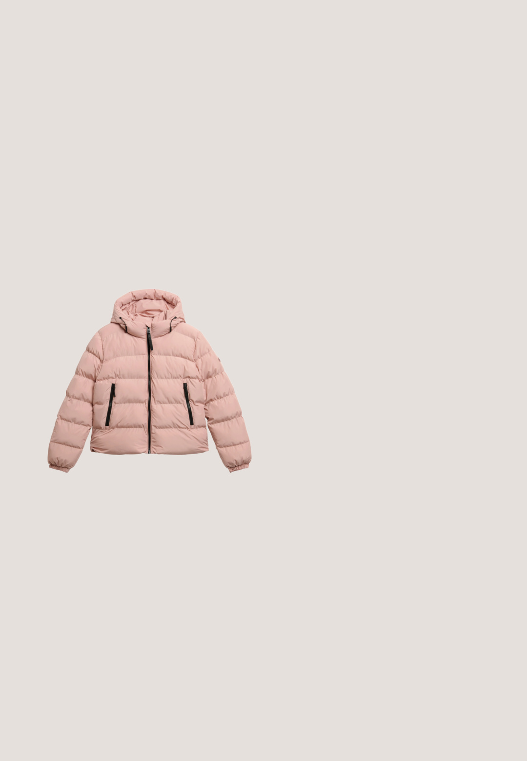 Puderfarvet polstret jakke med hætte, der har en frontlynlås og to sorte lynlås-lommer, designet med elastiske manchetter for god pasform.; Superdry & Co ATHLETIC ESSENTIALS  - Hættetrøje - grey marl; Lysegrå langærmet ribbet top med rund udskæring og justerbare snører i siden forneden.; Lysegrå joggingbukser med elastisk talje og ankelmanchetter, lavet af blødt stof, vist fladt på en hvid baggrund.; Grå ruskind ankelstøvler med en rund tå, enkelt design, blødt foer og gummisål med strukturerede skridfaste riller.; Pudret lyserød quiltet puffer taske med et polstret håndtag, justerbar sort rem og et diskret logo på fronten, der fremkalder et blødt, tekstureret udseende.