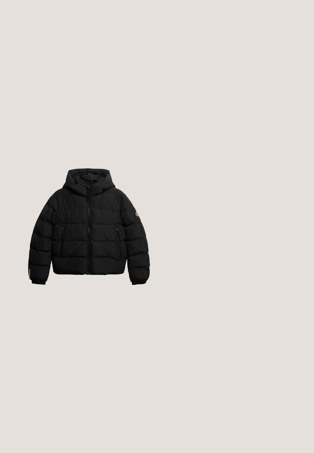 Chaqueta de plumas negra con capucha, que presenta secciones acolchadas, cierre frontal con cremallera y bolsillos laterales. Los puños y el dobladillo son elásticos.; Sudadera negra con capucha, hecha de forro polar texturizado, con un bolsillo frontal, cordón y puños acanalados. Logo bordado en la parte delantera.; Top corto gris con mangas largas, cuello redondo, hecho de una tela suave, que presenta un diseño simple y elegante sin adornos.; Pantalones deportivos negros con un acabado texturizado y ligeramente veteado. Presenta una cinturilla y puños elásticos para un ajuste ceñido.; Zapatos negros aislados tipo slip-on con suelas texturizadas y logo blanco, usados con calcetas de punto gris, combinados con pantalones ribeteados de color mostaza.; Bolso tote acolchado negro con un acabado brillante, que presenta dos asas cortas y una pequeña etiqueta azul. Forma rectangular con rayas horizontales.