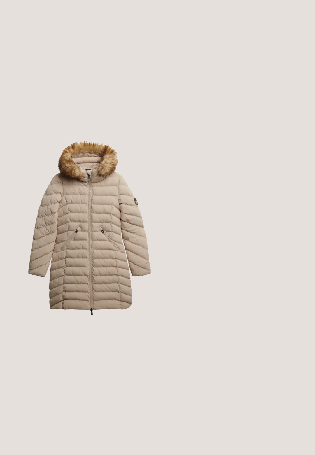 Beige pufferjakke med diagonal syning, en pelsforet hætte, to sidelommer og lynlåslukning foran. Blød tekstur og varm design.; Beige strikket sweater med ribbet halsudskæring og manchetter, prydet med et præget teddy-bjørn design på forsiden og et rundt logo-patch i kanten.; Hvid langærmet bluse lavet af blødt stof, med rund halsudskæring og sammenfoldede detaljer på siderne for ekstra tekstur.; Beige vidde bukser med ribbet tekstur og elastisk talje. Blødt strikket stof har et subtilt mønster gennem hele. ; Beige vinterstøvler med en blød tekstur, snørremønster, guldfarvede detaljer og en tyk sål for ekstra højde og isolering.; Quiltet beige tote bag med tykke håndtag, rummelig design og blød tekstur, holdt af en person iført en lys lilla top og blå denimnederdel.