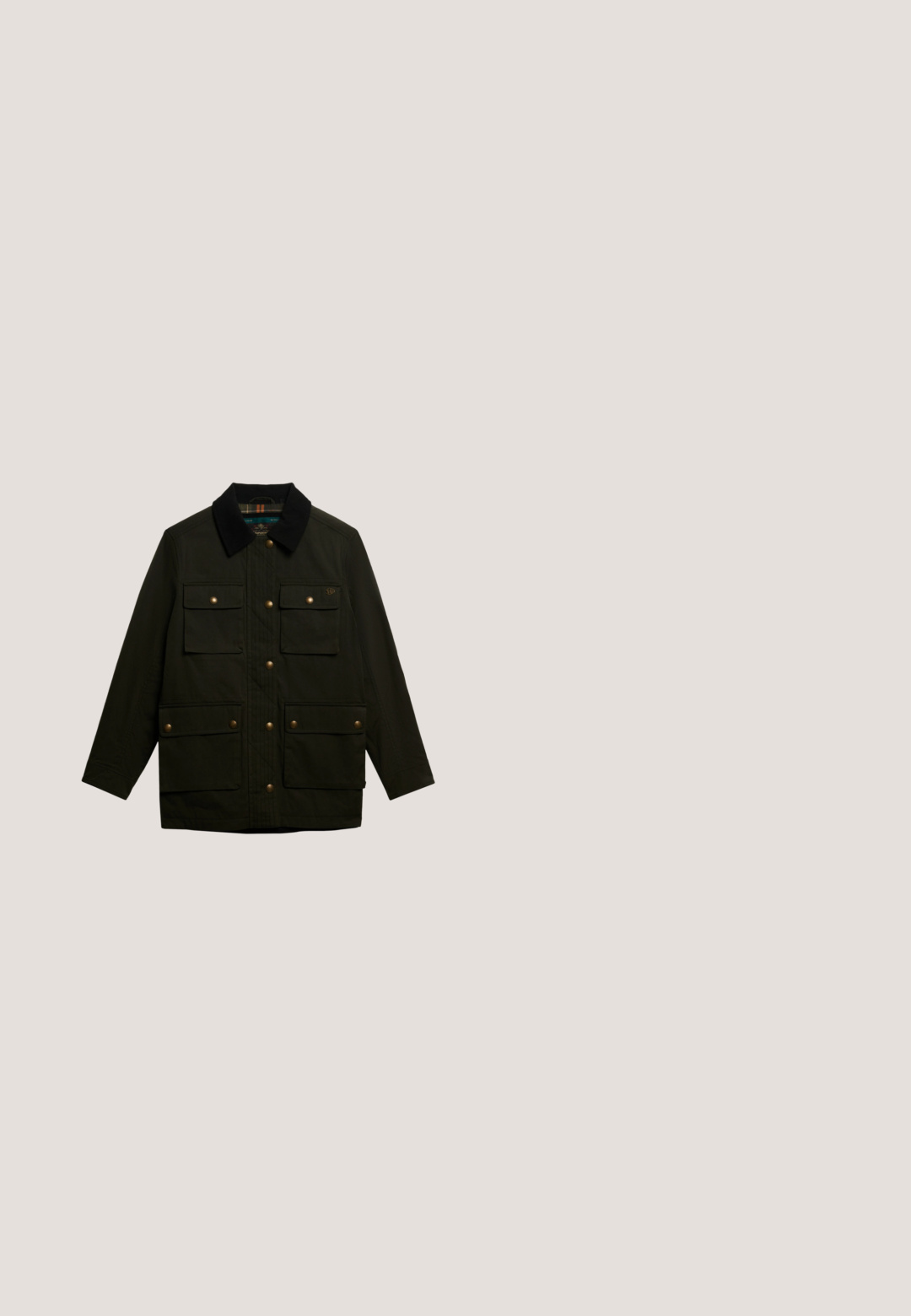 Chaqueta de tela verde oscuro con un cuello negro, botones frontales y cuatro bolsillos de parche. Presenta un diseño acolchado con acentos de hardware dorado.; Camiseta de manga corta con rayas horizontales negras y blancas, de punto acanalado, con cuello redondo y tres botones negros en el pecho.; Tela de mezclilla marrón oscuro, con un botón metálico grabado con "NEXT DENIM". Incluye una costura lateral y un lazo de tela.; Bota alta de goma negra con acabado texturizado, logo de WODEN en el lateral y suela reforzada con acentos moteados.; Gafas de sol redondas con un marco negro y acentos verde oliva, con lentes oscuros y patillas rectas negras.; Bolso de fin de semana de pana verde con dos asas, correa de hombro ajustable y una pequeña etiqueta blanca que dice "Kidzroom" con tres estrellas.