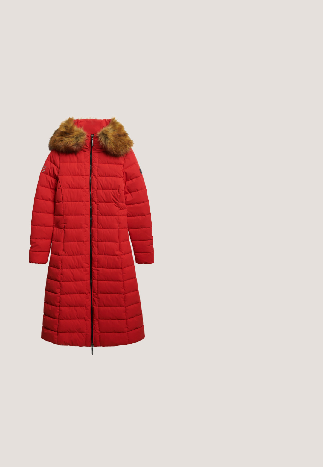 Rode gewatteerde jas met een met bont gevoerde capuchon, voorrits, gestikte ontwerp, lange mouwen, en zijzakken; warme en lichte stof.; Rode trui met een ronde hals, voorzien van pailletten tekst "Merry & Bright" in het zwart. Zachte textuur en geribbelde manchetten en onderrand.; Donkerblauwe denim skinny jeans met een klassiek vijf-pocket ontwerp, versterkte stiksels en een knoopsluiting. Gladde textuur, geen patronen.; Rode suède enkelboots met zwarte veters, robuuste zwarte zool en accenten van zilverhardware. Beschikt over een ronde neus en een lusje voor gemakkelijk aan- en uittrekken.; Rode oversized zonnebril met een geometrische vorm, gradiënt grijze lenzen en gouden kettingaccenten op het montuur. Glanzend plastic frame.; Zwarte Guess schoudertas met gouden kettingriem, logopatroon en gouden "G" embleem op de voorflap sluiting.