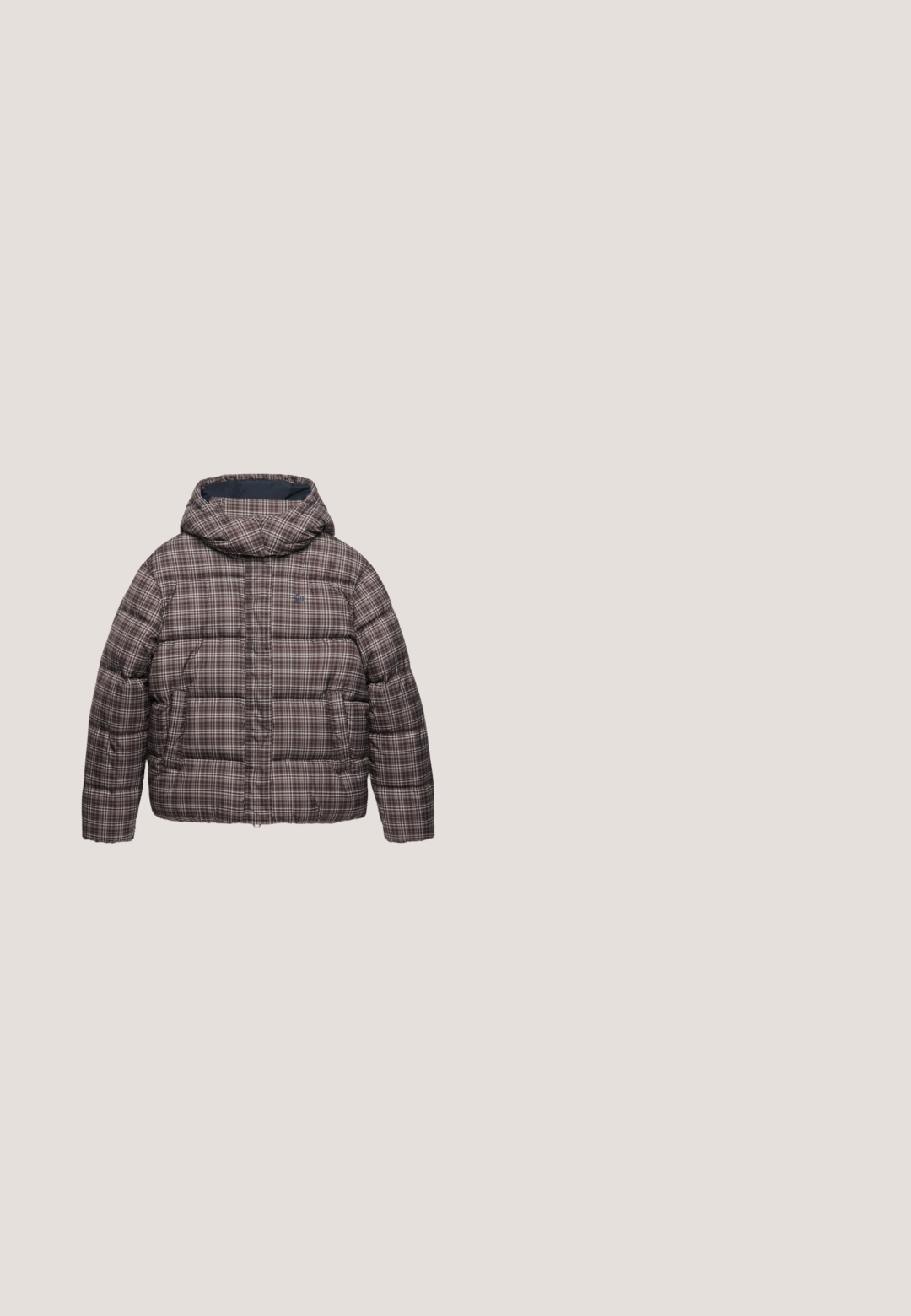 Brun og hvid ternet polstret jakke med hætte, lange ærmer og forlommer, vist på hvid baggrund.; Strikket sweater med rund halsudskæring, mørkegrå og brune nuancer, struktureret mønster samt ribkantede manchetter og nederkant. Lidt løs pasform.; Brun langærmet cropped skjorte med tynde mørke vandrette striber og rund halsudskæring.; Mørkebrune bukser med vide ben, forlommer foran, bæltestropper og knaplukning i taljen.; Brun ruskinds ankelstøvle med en tyk sål, rund tå og krydsede snørebånd. Har en høj skaft og syede detaljer.; Blød mørkebrun skuldertaske i imiteret pels med to korte sorte læderremme på hvid baggrund.