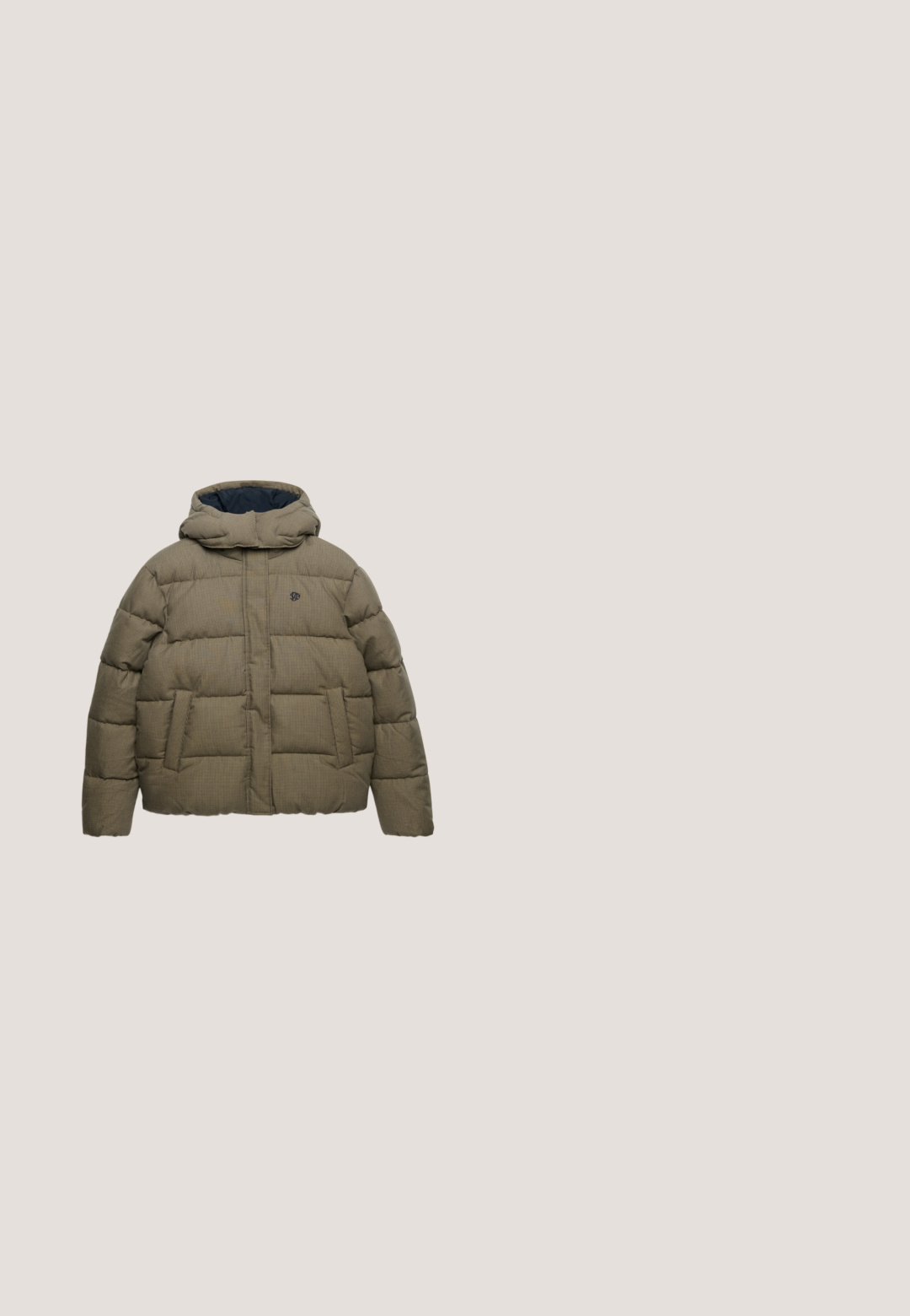 Bruine gewatteerde winterjas met capuchon, voorzakken en een klein geborduurd logo op de borst, afgebeeld op een witte achtergrond.; Beige fleece pullover met een hoge kraag, halve knoopsluiting en een ritszak aan de linkerborst. Getextureerde stof met bruine accenten.; Olijfgroene sweatshirt met een ronde hals, textuur op het voorpaneel, gladde achterkant, ribgebreide manchetten en zoom, en een aansluitende pasvorm.; Beige gestructureerde stof met een fijn, ribbelpatroon. Het materiaal lijkt glad met een subtiele glans en valt zacht in plooien.; Lage wandelschoen in wit en bruin met dikke Vibram rubberen zool, gevlochten veters en een Gore-Tex waterdichte stof zijpaneel.; Groene waterdichte rugzak met een roll-top ontwerp, voorzien van een voorzak met rits, bruin leren accenten en stevige stoffen banden.