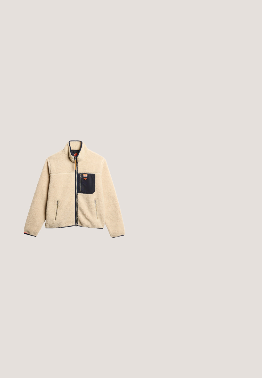 Beige fleecetrui met marineblauwe accenten, hoge kraag, twee ritszakken aan de zijkanten en een borstzak. Heeft een rubberen logo-opdruk op de borst.; Geel gebreid sweater met een hoge kraag, volledige ritssluiting, geribde boorden en zoom, met een klein logo op de borst en een textuurstof.; Geel v-hals t-shirt gemaakt van zachte, gestructureerde stof. Korte mouwen en een losse pasvorm. Heeft een klein merklabel aan de onderkant.; Donkerblauwe denim jeans met een rechte pijpontwerp, vijf zakken, contrasterende stiksels en een knoopsluiting bij de tailleband.; Leren enkellaars in tan kleur met een afgeronde neus, beige gerubberde zool, gouden veteroogjes en een logo aan de zijkant. Gevoerd met een zacht materiaal. Vetersluiting.; Bruine leren toilettas met een rechthoekige vorm, voorzien van een hoofdvak met rits en een voorkant met een ritszak. Textuur oppervlak en zijhandgreep.