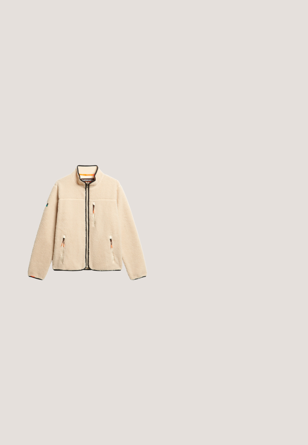 Beige fleece jakke med høj krave, frontlynlås og to sidelommer. Har sort kant og kontrasterende lynlås-håndtag.; Gul striktrøje med høj krave, fuld lynlås, ribbede manchetter og kant, der har et lille logo på brystet og en tekstureret stof.; Gul v-hals t-shirt lavet af blødt, struktureret stof. Korte ærmer og en afslappet pasform. Har et lille mærke på den nederste side.; Wrangler TEXAS - Jeans Straight Leg - dark navy; Tanlæder ankelstøvle med rundet tå, beige rillede sål, gyldne snørehuller og logo i siden. Foret med blødt materiale. Snørelukning.; Brun lærred crossbody taske med sorte accenter, justerbar rem, to lynlåslommer og broderet logo på forsiden.