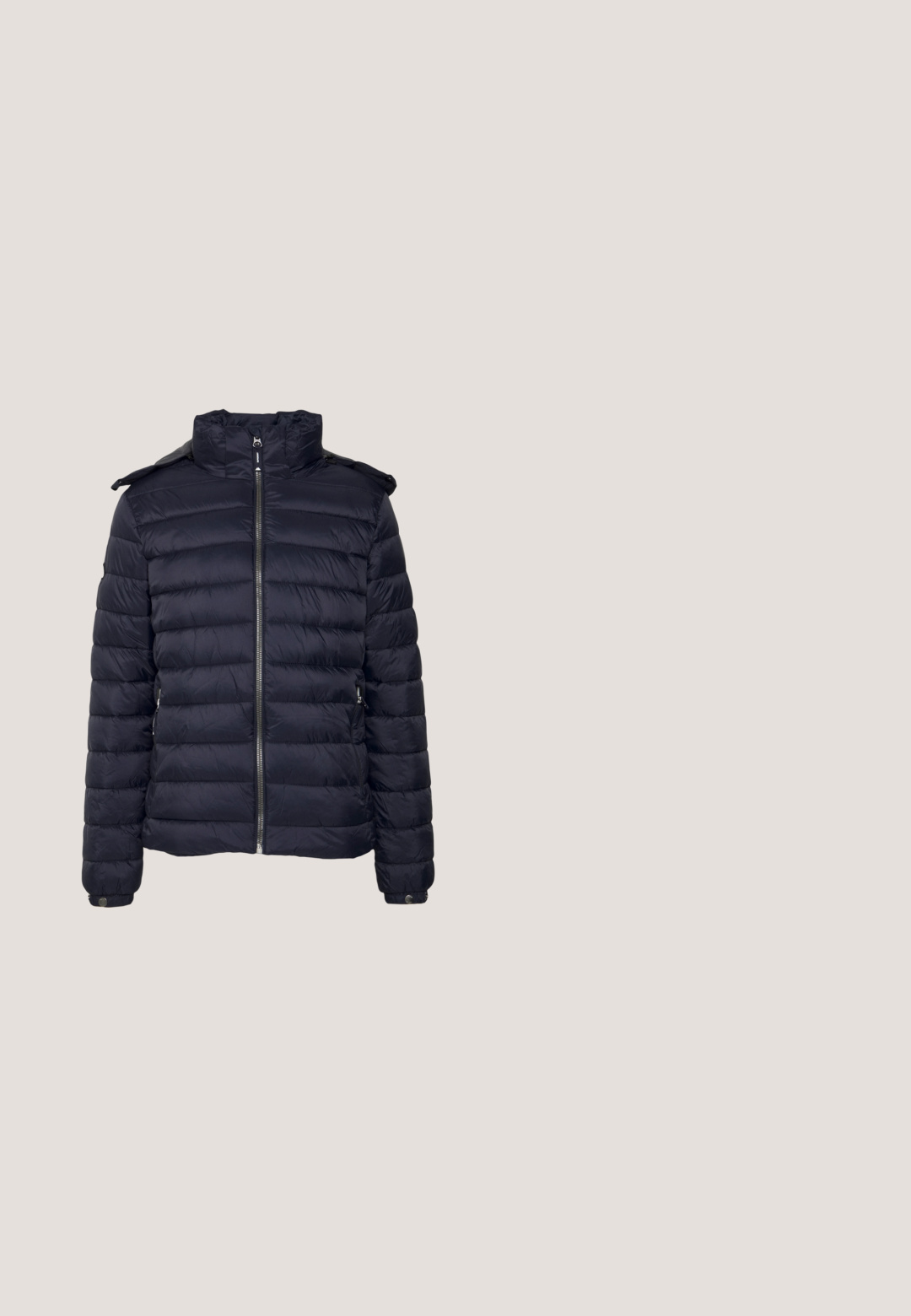 Superdry & Co Winterjas - eclipse navy; Donkergroene, lange mouw, ronde hals trui van gebreide stof met geribbelde boorden aan de mouwen, zoom en hals, label maat medium, merk "NEXT".; Bordeaux kortemouwen T-shirt met ronde hals en een klein wit Nike swoosh-logo binnen een afgeronde rechthoek op de linkerborst.; Grijze denim jeans met een rechte pijp. Voorzien van vijf zakken, zichtbare stiksels en een klassieke tailleband met een knoopsluiting.; Zwarte veterschoenen tot de enkel met een gevoerd achterpand, robuuste zool en gestikte details, weergegeven vanaf de buitenkant op een witte achtergrond.; Lichtgrijze rechthoekige crossbodytas met zwarte verstelbare band en blauw "CK Calvin Klein" logo op het voorvak.