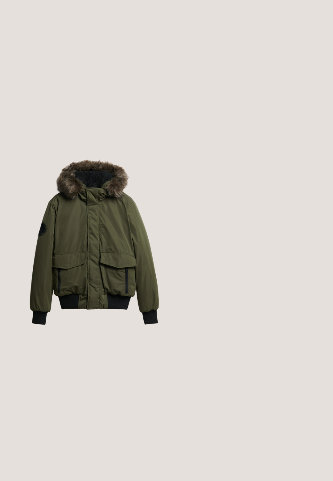 Groene geïsoleerde jas met een nepbont afgebiesde capuchon, twee voorzakken, geribbelde manchetten en een gladde afwerking. Bevat zwarte hardwareaccenten.; Lichtbeige sweatshirt gemaakt van zachte stof, voorzien van een ronde halslijn, lange mouwen en een grote voorkantzak met een klepdetail.; Effen lichtroze T-shirt met korte mouwen en ronde hals, plat afgebeeld op een lichtgrijze achtergrond.; Lichtblauwe denim baggy jeans hebben een rechte pijp, een vijf-pocket ontwerp en een zichtbare metalen knoopsluiting.; Tan suède enkellaarsjes met een ronde neus, veter-sluiting en een bruine zool. Voorzien van een achterste lus en subtiele stikseldetails.; Zwarte leren schoudertas met een rechthoekige vorm, een ritsvak aan de voorkant, een verstelbare strap en een gladde textuur. Geen opvallende patronen of accenten.
