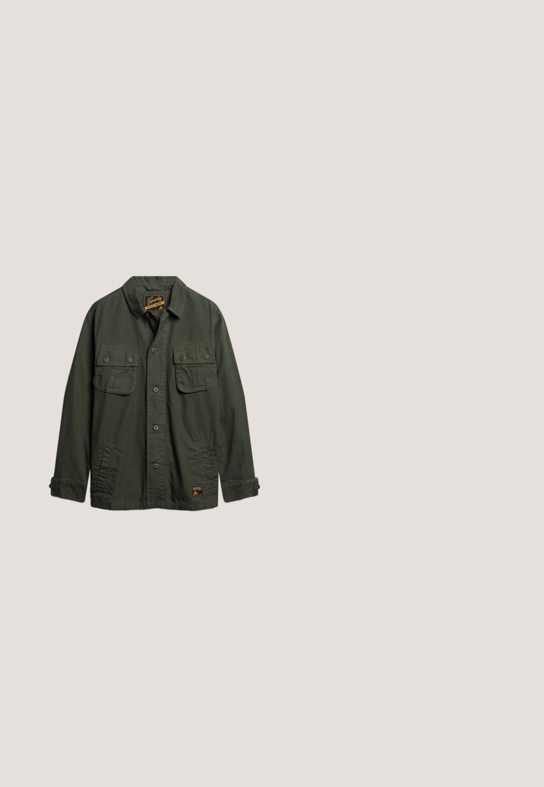 Groene utilityjack van lichtgewicht stof. Beschikt over twee borstzakken met knoopflappen en een logopatch aan de onderkant. Knoopsluiting aan de voorkant.; Beige overhemd met korte mouwen en knopen, camprakel en twee borstzakken, gemaakt van 100% linnen van Boggi Milano.; Tans kleur cargo pants met een rechte pasvorm, gemaakt van stevige katoen. Voorzien van zijzakken, een knoopsluiting en versterkte kniestukken.; Beige suède enkelschoenen met een ronde neus, platte zool en een eenvoudig vetersluiting ontwerp. Bevat zichtbare stiksels en een gladde textuur.; Bruine canvas rolltop rugzak met leren banden, voorvak met ritssluiting, zijvak en leren bodem, geïsoleerd op een witte achtergrond.; Gevlochten bruine leren riem met een zilverkleurige metalen gesp, met een gladde textuur en een leren lus voor extra detail.