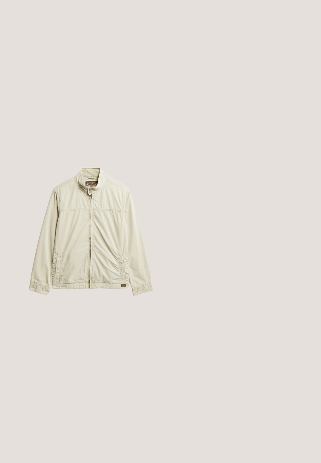 Lichtbeige windbreaker jas met een opstaande kraag, voorkant met ritssluiting, zijzakken en elastische manchetten. Textuurstof met een gladde afwerking.; Donker marineblauwe hoodie met trekkoorden, geribbelde manchetten en zoom, en een label aan de binnenkant van de nek met de tekst "NN. 07".; Lange mouw polo shirt in lichtblauw met een vlakke kraag, een drieknoopssluiting en een subtiele textuur. Beschikt over een gestreepte binnenkraag.; Koninklijk blauwe sportbroeken met elastische tailleband en boorden, witte gebogen reflecterende strepen op de dijen en een klein wit logo aan de rechterkant.; Witte en grijze sportschoen met meshpanelen, dikke gevoerde zool en lusjes op de tong en hiel, zijaanzicht.; Zwarte gepolariseerde zonnebril met een rechthoekig montuur, zachte matte afwerking, grijsgouden lenzen en een klein gouden logo op de poot.
