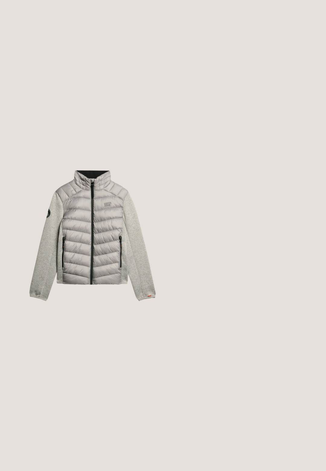 Lys grå pufferjakke med ærmer i sweatermateriale. Har en ståkrave, lynlåslommer og et logo-patch på ærmet.; Cremefarvet ribstrikket pullover med lynlås og høj krave samt lange ærmer. Blød struktur og tætsiddende design.; Hvid polo-shirt lavet af tekstureret bomuld, med en tre-knap lukning, korte ærmer og et sort logo-patch på brystet.; Sorte denimbukser med en løs pasform, der har et standard fem-lomme design, knaplukning og subtil brandbroderi.; Sort læder Chelsea-støvle med en glat overflade, elastiske sidepaneler og trækflapper. Rundt tåparti og lav blokhæl.; Olivengrøn rygsæk med klap og spænde, to forlommer med lynlås og justerbare sidesnore.