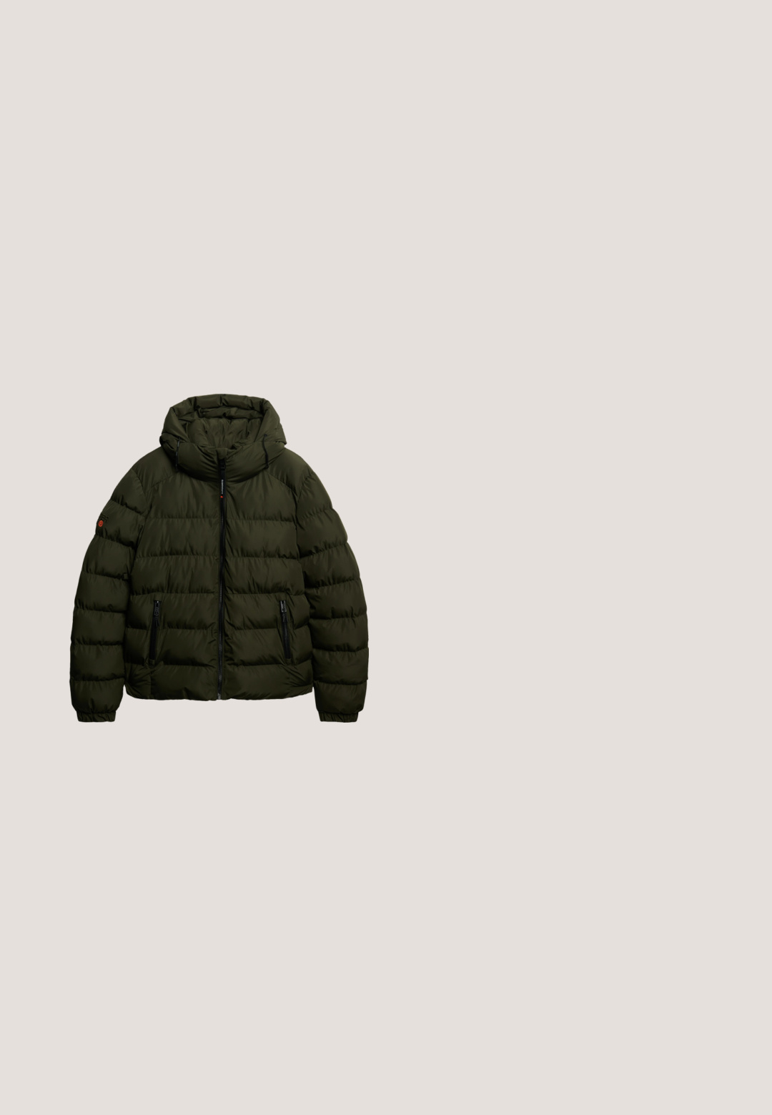 Knielanger Puffer-Jacket in Dunkelgrün, gestepptes Design, mit Reißverschlusstaschen und einem hohen Kragen mit passender Kapuze. Glatte, glänzende Textur.; Hellblaues Kurzarm-T-Shirt mit schwarzem "GUESS EST. 1981" Schriftzug mittig vorne und Rundhalsausschnitt.; Beige Cargo-Shorts mit elastischem Bund und Kordelzug. Sie verfügen über Seitentaschen und einen glatten, leichten Stoff.; Schwarzer wasserdichter Gummistiefel mit verstellbarer Schnalle, strukturierter Oberfläche, leicht geschwungener Form und robustem Profil für guten Halt.; Sonnenbrille mit einem dicken schwarzen Rahmen, grauen Gläsern und roten Akzenten an den Bügeln, die entlang der Kanten mit einem grünen Streifen versehen sind.; Kompakte schwarze Umhängetasche mit zwei Reißverschluss-Fächern, geprägtem „HUGO“-Muster und silbernem „HUGO“-Logo auf der Vorderseite.
