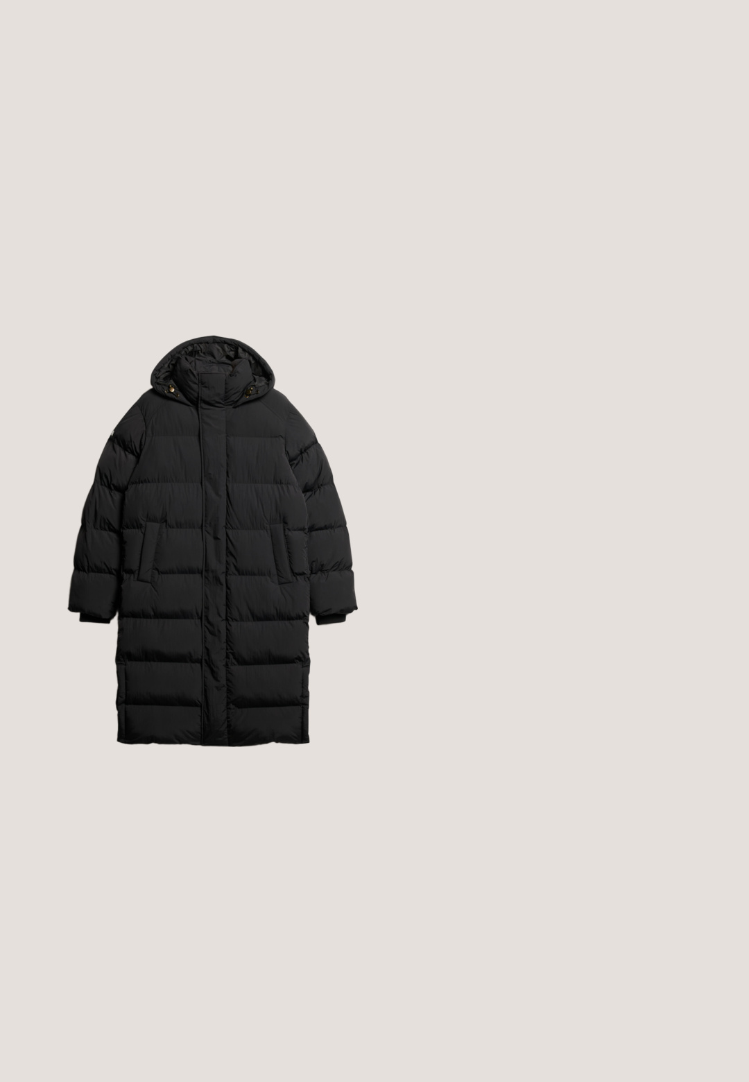 Manteau noir matelassé avec capuche, présentant un design matelassé, deux poches avant et une fermeture zip à l'avant. Texture lisse et matériau léger.; Pull noir à fermeture éclair quart avec texture côtelée, col haut et manches longues. Présente un zip argenté au niveau du cou pour une fermeture ajustable.; T-shirt noir surdimensionné à manches courtes avec un texte et un graphique orange indiquant "Nocturnal Resonance" au centre de la poitrine.; Pantalons larges noirs avec taille élastique et poches latérales, présentés à plat sur un fond blanc.; Bottine en cuir noir avec une finition brillante. Présente un bout arrondi, un système de laçage et une semelle épaisse à nervures pour une bonne traction.; Sac bandoulière en cuir noir texturé avec poche avant zippée, logo en métal et sangle ajustable en tissu.