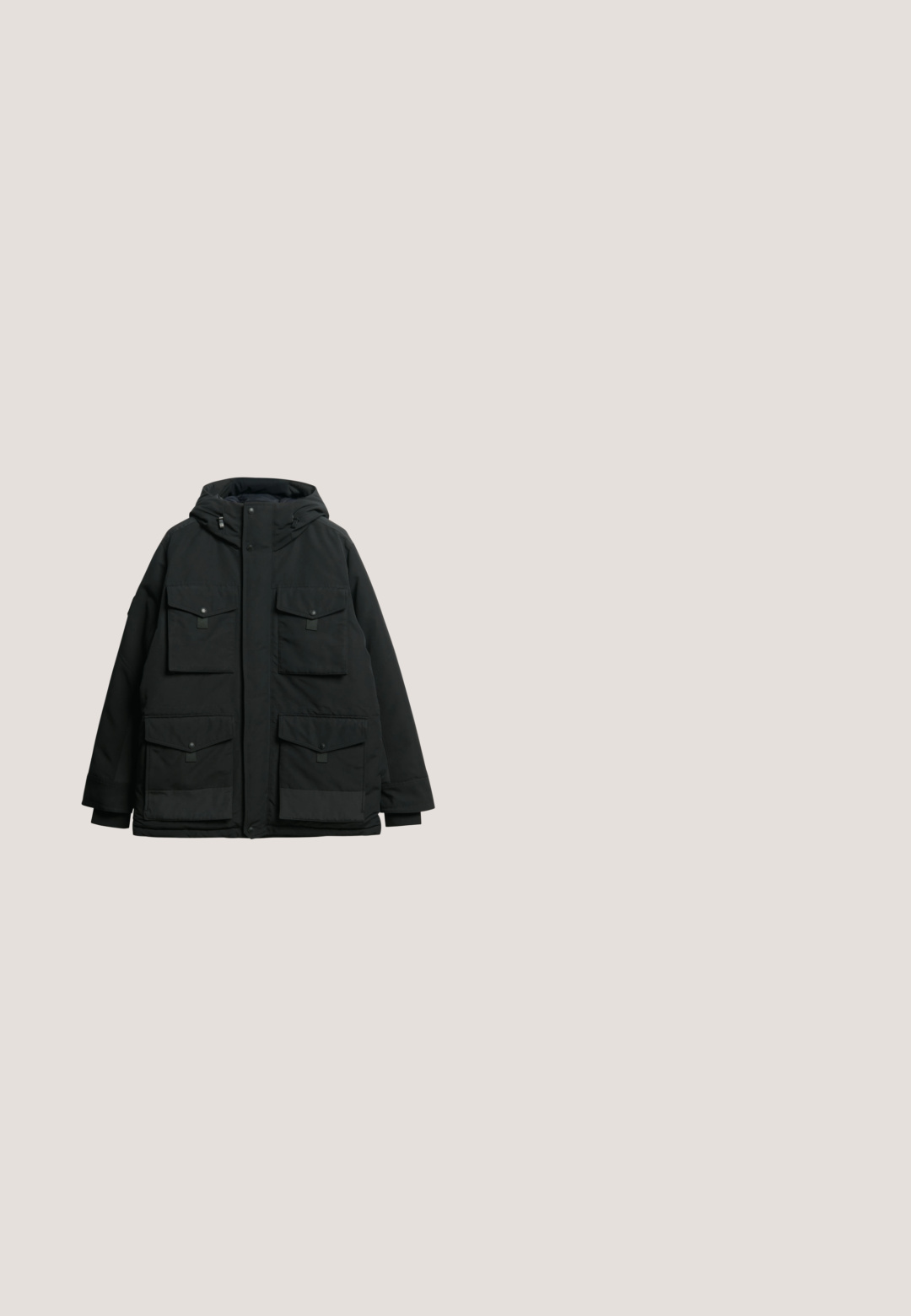 Zwarte geïsoleerde parka met een capuchon, voorzien van vier voorzakken, drukknoopsluitingen en een relaxte pasvorm. Glad materiaal met minimale accenten.; Groene gebreide trui met een ronde halslijn, een gestructureerde stof en een oranje dierenpatroon over de borst. Ribbels aan de mouwen en de onderrand.; Zwarte corduroy t-shirt met een ronde hals, korte mouwen en een subtiele logo-details, voorzien van een ribbelstructuur en een contrasterende kraag.; Zwarte denim jeans met een rechte pasvorm, voorvak met knoop en rits, riemlussen en vijf zakken waaronder een klein muntenzakje.; Timberland BRITTON ROAD EYE MOC-TOE - Veterboots - black; Compact zwarte crossbodytas met voorvak met rits en verstelbare schouderriem, gemaakt van gestructureerd synthetisch materiaal.