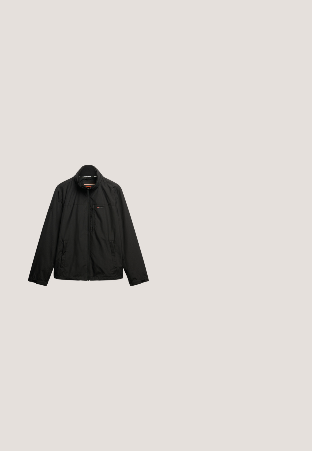 Sort letvægtsjakke med ståkrave, frontlynlås og to sidelommer. Har en diskret stribet tekstur og logo detaljer.; Sort zip-up hoodie med frontlommer, justerbar snøre i hætten og diskret logo på venstre bryst mod en ensfarvet hvid baggrund.; Mørkegrå polo med korte ærmer, to hvide knapper og et lille hvidt "M OP"-logo på venstre bryst.; Sorte shorts lavet af letvægtsstof, med elastisk talje, to sidelommer og et lille logo på nederste højre side.; Sort læderankelstøvle med grå robust sål og metaløjer, vist i profil på enkel lys baggrund.; Grå hoftebæltetaske med et strømlinet design, der har en blå lynlås og logo. Fremstillet af slidstærkt materiale, den har en tekstureret overflade og justerbar rem.