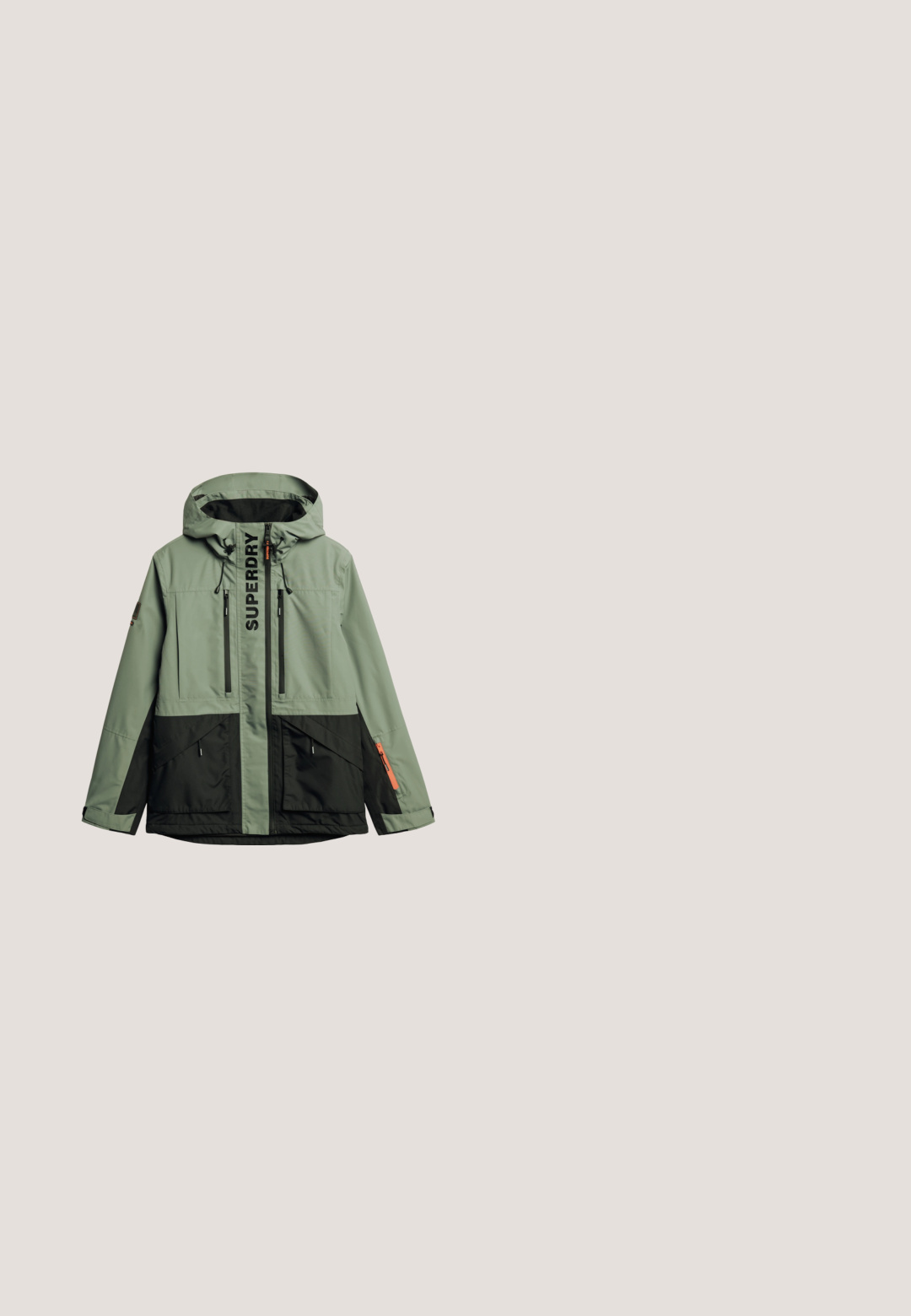 Chaqueta con capucha en verde y negro, con cremallera frontal, dos bolsillos verticales en el pecho, dos bolsillos grandes en la parte inferior y logo "SUPERDRY" en la solapa de la cremallera frontal.; Polaire verde con cuello alto, que presenta una cremallera blanca en contraste, botones a presión y un bolsillo en el pecho con cremallera. Tejido texturizado.; Camiseta negra de manga larga ajustada con cuello redondo y un sutil logo de Icebreaker en la manga izquierda, mostrada sobre un fondo blanco.; Pantalones cargo verde oliva con ajuste recto, fabricados en un tejido ligero; cuentan con bolsillos laterales con cremalleras y bolsillos frontales con inclinación.; Bota de senderismo marrón con un upper de cuero texturizado, capuchón de goma negro en la puntera, ojetes reforzados y una suela resistente para tracción.; Mochila verde de tipo roll-top con una superficie texturizada, correas ajustables, un bolsillo frontal con cremallera y detalles del logo en acentos blancos y negros.