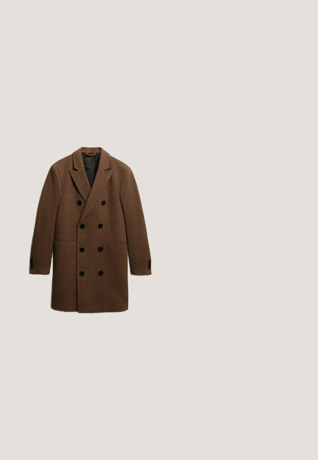 Blazer marrón de espiga con un acabado texturizado, que cuenta con un forro interior negro y una etiqueta de logo que dice "Superdry Fine Tailoring Co."; Cardigan beige hecho de un tejido suave, con escote en V, cierre de siete botones, puños y dobladillo de canalé, y una textura lisa.; Camisa beige de manga larga con botones, bolsillo frontal en el pecho y cuello clásico, mostrada extendida sobre un fondo blanco.; Pantalones marrones texturizados a medida con cierre de botones, pliegues delanteros y bolsillos laterales, mostrados planos sobre un fondo blanco.; Zapato brogue de piel marrón oscuro con puntera alada, perforaciones decorativas, cierre con cordones y suela de madera con tacón estratificado.; Bolsa mensajera de cuero marrón oscuro con hebilla frontal y correa de hombro ajustable, logo de Polo Ralph Lauren en el panel frontal inferior.
