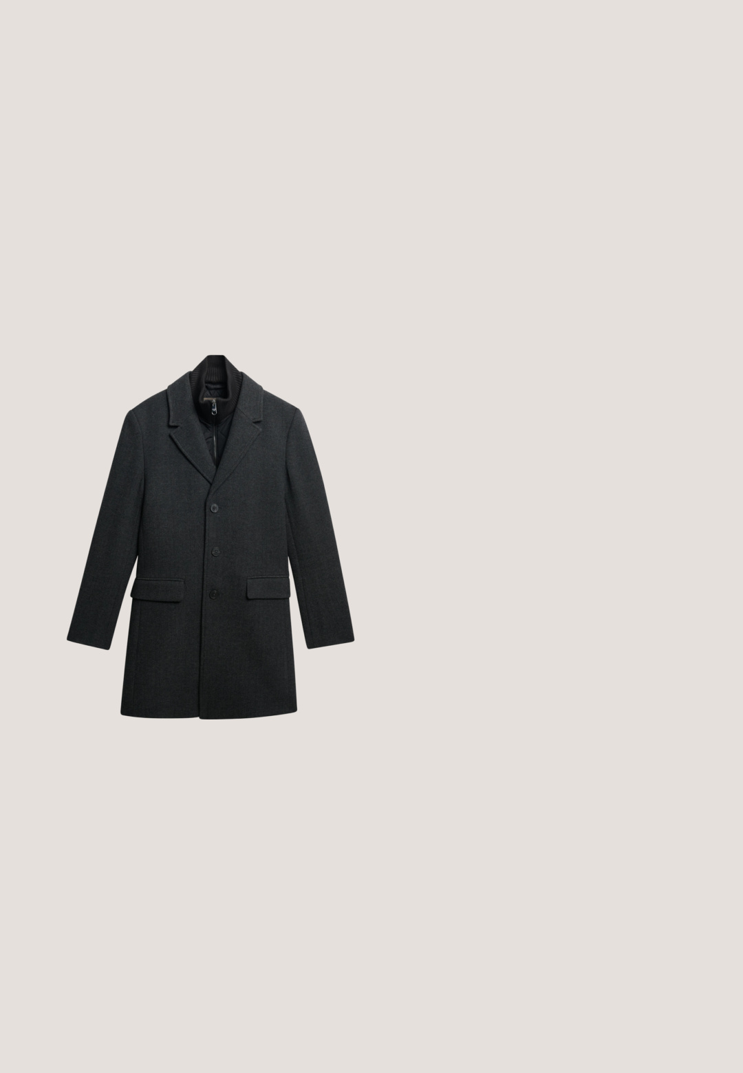 Mørkegrå uldblandingsfrakke med klapkrave, knaplukning foran, to sidelommer og en quilted indvendig foring. Har et slankt, skræddersyet design.; Sort turtleneck sweater med en tætsiddende krave, lange ærmer og ribbede manchetter og kant. Lavet af blødt, strækbart stof med en glat tekstur.; Langærmet sort skjorte med knapper, spids krave og manchetter, vist fladt på hvid baggrund.; Sorte formelle bukser med bæltestropper, plissé foran, sidelommer og opsmøgede kanter.; Sort læder herreloafer med lav hæl og metal spænde på toppen, vist fra siden mod en neutral baggrund.; Sort flettet læderbælte med sølvfarvet spænde og enkelt løkke, vist fladt på hvid baggrund.