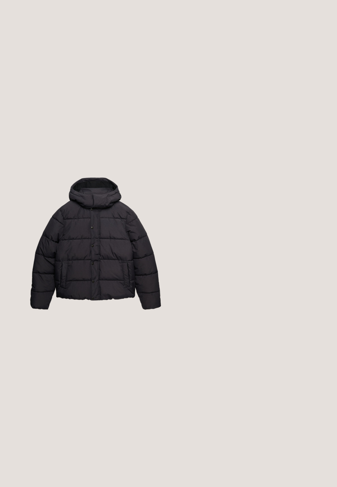 Sort polstret vinterjakke med hætte, frontknapper med trykknapper og to sidelommer, lagt fladt på en hvid baggrund.; Grå ribbet sweater med lynlås på kvart-kraven, lange ærmer og struktureret strik. Ingen synlige logoer eller mønstre.; Grå, kortærmet t-shirt lavet af en bomuldsblanding, der har en klassisk crew neckline og en glat, blød tekstur.; Grå denimjeans med lige ben, for- og baglommer, bæltestropper og knaplukning, lagt fladt på en hvid baggrund.; Sorte læderankelstøvler med en tekstureret finish, der har en foldbar sort fleecesnor, snørelukning foran og en robust gummisål.; Sort messengerbag lavet af tekstureret stof, med lynlåslukning, justerbar rem og præget logo på frontpanelet.