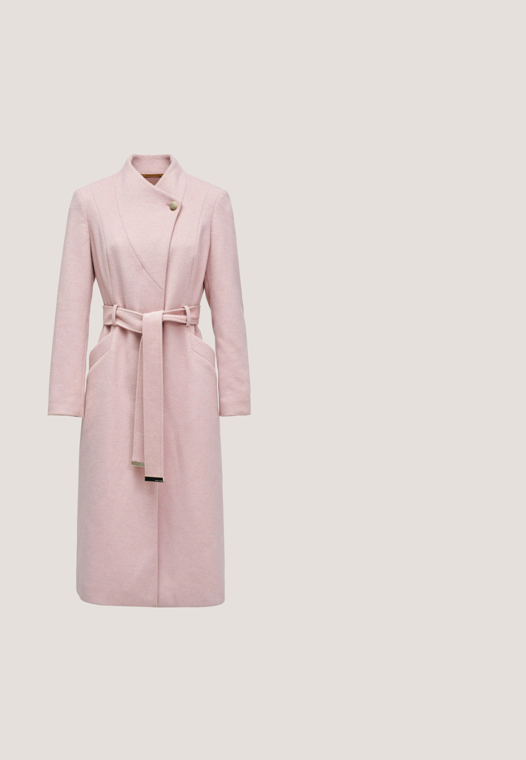 Helle rosa Wollmischungsjacke mit einem Schalkragen, tailliertem Schnitt und seitlichen Taschen. Verfügt über einen einzigen Knopfverschluss und lange Ärmel.; Maxikleid mit Blumenmuster in Dunkelgrün, kurzärmlig, mit Kragen, tailliertem Gürtel und fließendem Schnitt, verziert mit rosa und weißen Akzenten.; Dunkelblaue Leder-Ballettschuhe mit spitzem Zehenbereich, Ausschnitten an den Seiten und einem kleinen Knöchelriemen. Braune Gummisohle für Grip und Flexibilität.; Olivgrüne Lederhandtasche mit zwei breiten Henkeln, einer zentralen Naht und einer kleinen goldfarbenen Logo-Plakette auf der Vorderseite.; Rosenvergoldetes Armband mit weißen Perlen, die entlang einer filigranen Kette verteilt sind, ausgestattet mit einem Karabinerverschluss und einstellbarer Länge mit einem kleinen Verlängerungselement.; Schwarzer Ledergürtel mit kleiner goldener Schnalle und mehreren Einstelllöchern, flach auf weißem Hintergrund gelegt.