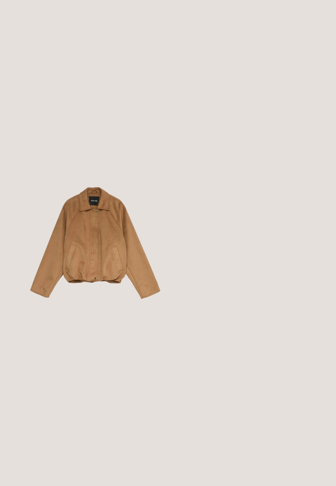Chaqueta marrón de ante con mangas largas, cuello, dos bolsillos delanteros y cierre de botones, extendida sobre fondo blanco.; Cárdigan de punto color topo con cuello en V, mangas largas y siete botones frontales, mostrado sobre fondo blanco.; Top de punto de manga corta con rayas horizontales en beige, marrón, azul cielo y crema, con escote redondo.; Jeans de pierna recta de un azul claro, hechos de denim. Presentan un diseño clásico de cinco bolsillos y un ligero desvanecimiento a lo largo de las piernas.; Zapatilla deportiva de ante marrón con rayas de logotipo beige, cordones a juego y suela de goma texturizada, vista lateral sobre fondo blanco.; Bolso hobo de cuero marrón con un cuerpo curvado, una textura suave y una sola correa para el hombro. Cuenta con un cierre de cremallera para un acceso seguro.