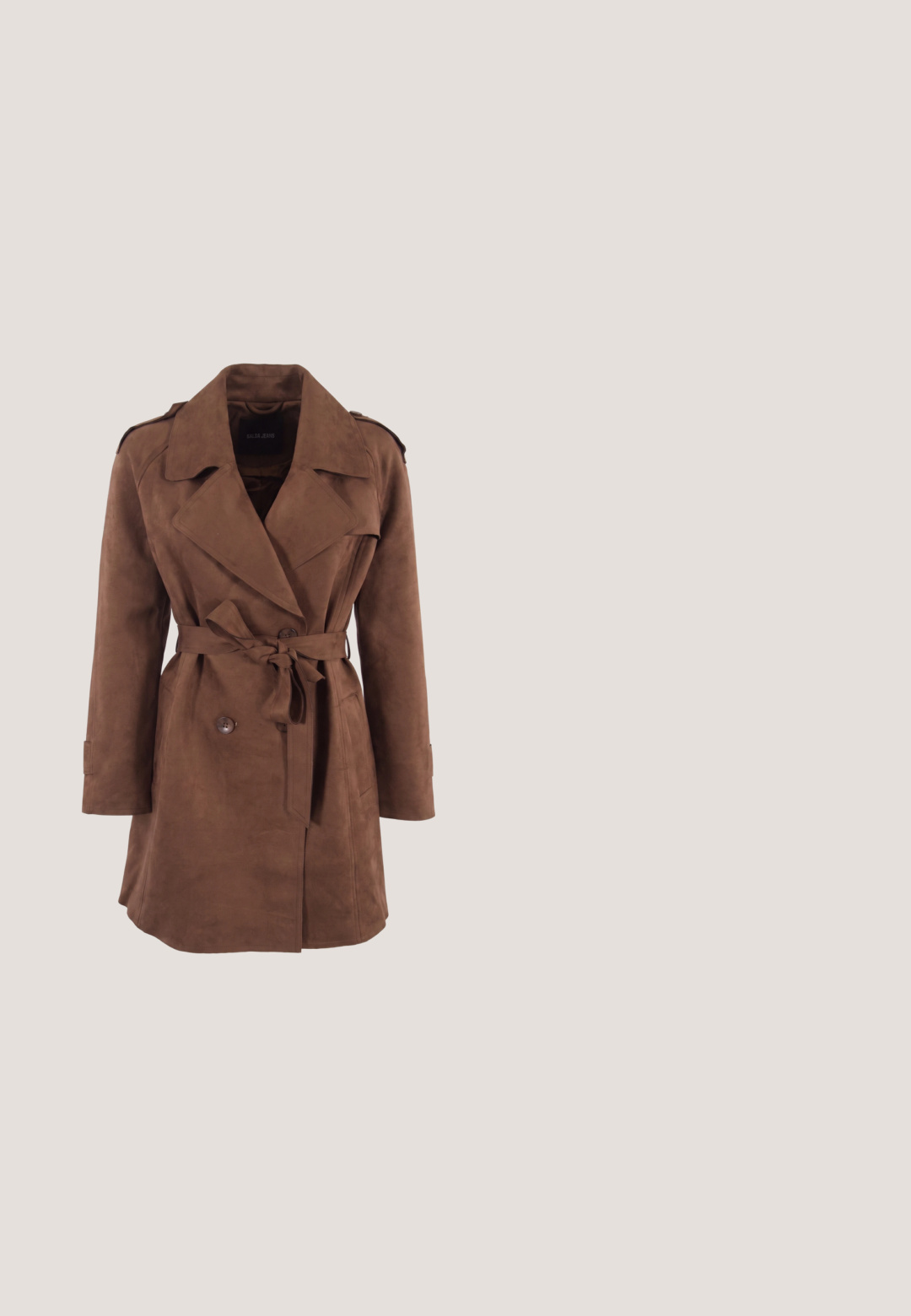 Trench-coat en daim marron à double boutonnage avec larges revers, épaulettes, poches latérales et ceinture nouée à la taille.; Polo marron à manches longues avec motif losange et deux boutons dorés sur la patte de boutonnage.; Pantalon droit à carreaux beige et marron avec passants de ceinture et pli frontal, posé à plat sur fond blanc.; Bottes haute en cuir marron avec finition lisse, panneau en tissu contrastant, détail de boucle à la cheville et petit talon carré.; Sac à main en cuir brun foncé avec double poignée, ferrures dorées et logo "Lancaster Paris" en lettres dorées à l'avant.; Bracelet en perles marron avec accents de pierres précieuses colorées en rose, violet et vert, doté de ferrures dorées et d'une fermeture à pince de homard.